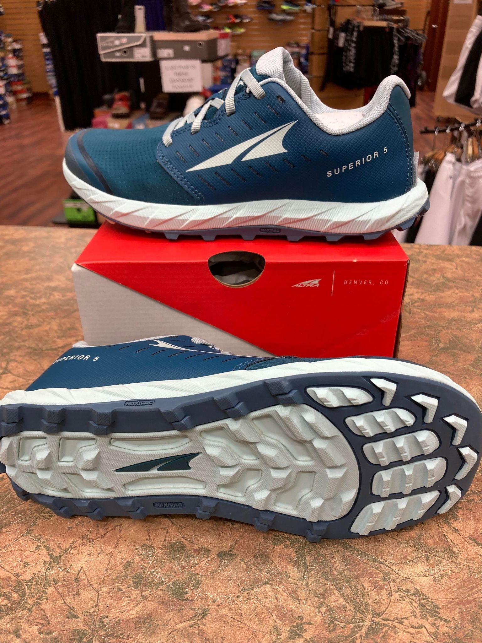 ALTRA WOMEN'S SUPERIOR 5 SIZE 7.5 ONLY