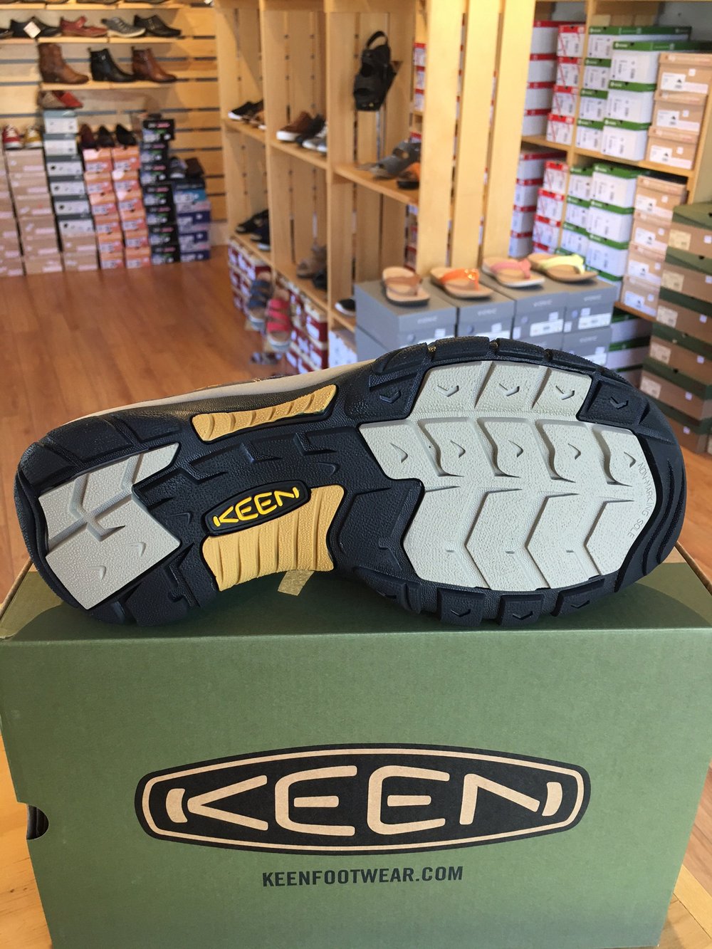 KEEN MEN'S NEWPORT H2 1008399 RAVEN/ALUMINUM SANDAL SIZE 9.5 ONLY