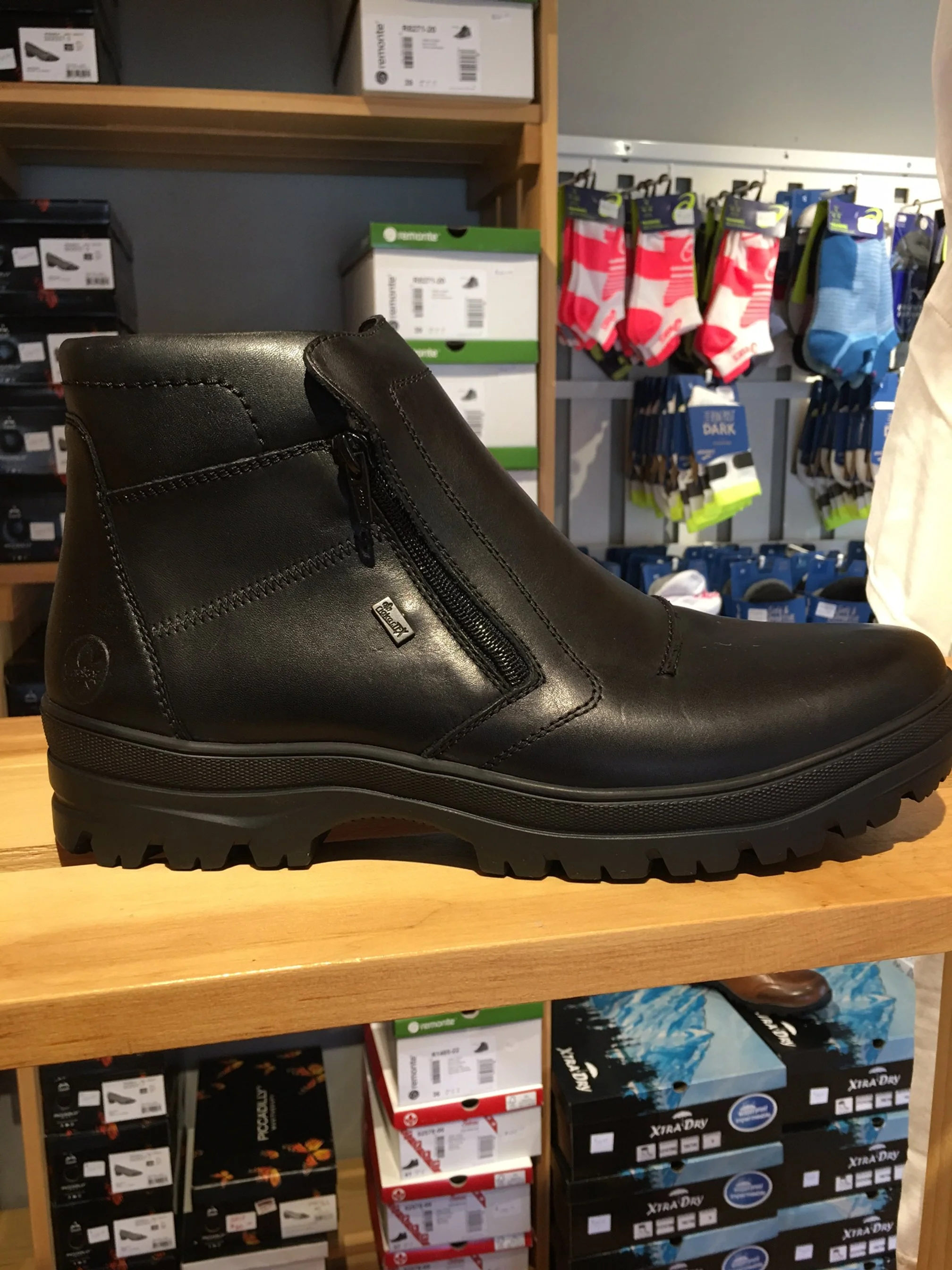 RIEKER MEN'S F5463-00 BLACK WINTER RETRACTABLE CLEAT BOOT