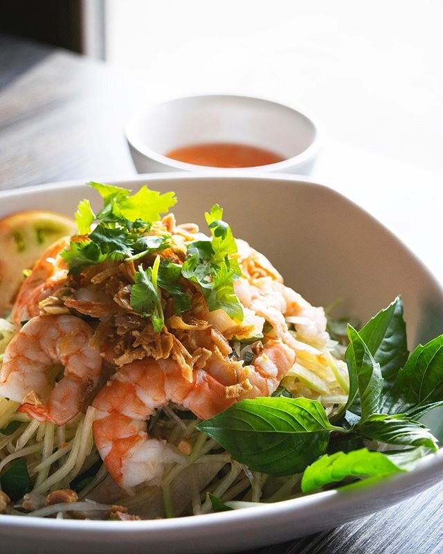 End this week on a relaxing one and try one of our green papaya salads for #takeout. This one here is topped with shrimps and pork. 😙 ⁣
⁣
⁣
#kapahulu #hawaiieats #waikiki #honolulu #ono #phooldsaigon #hitakesout #foodagogo #alohaforhawaii #foodporn 