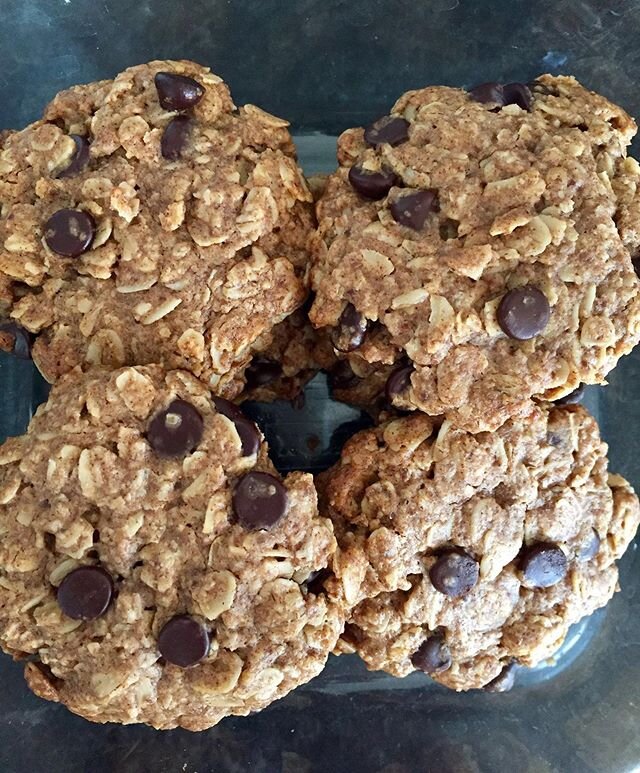 It&rsquo;s not even 10am &amp; I have you drooling over cookies 😆...These healthy oatmeal chocolate chip cookies were the perfect treat this past weekend &amp; all our friends loved them! Made with gf rolled oats, raw #manitoba honey (or maple syrup