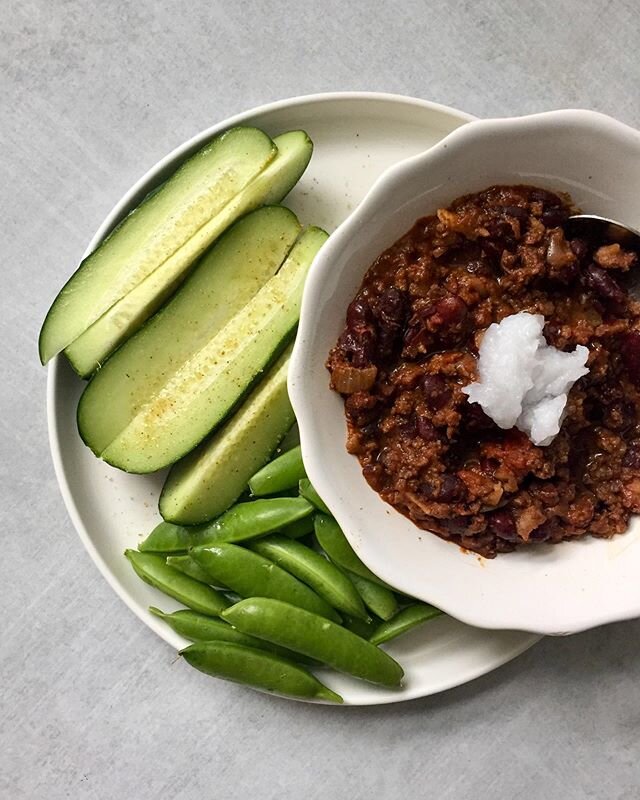Is there anything better than fresh snap peas in the summer? 😍 I went to @vicsmarketwpg yesterday and picked up some fresh, crunchy cukes, snap peas, green beans &amp; CHERRIES. 🍒Yum!⠀
⠀
Note: I didn't make this chilli, it's leftovers from Stella's