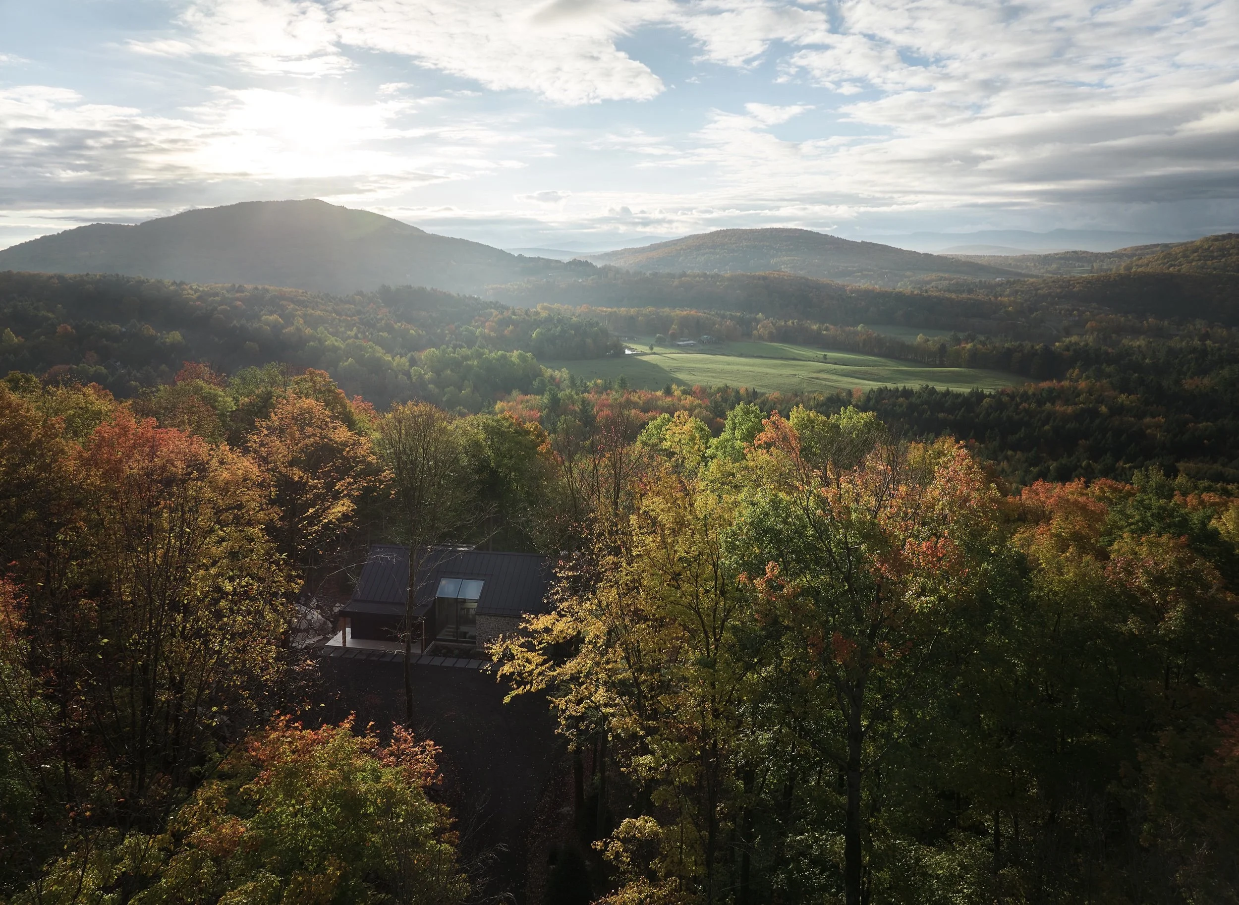 Mountainside Residence in Bromont by MUUK Architecture: Modernism Rooted in Nature