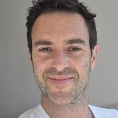 SIMON SAVAGE Simon qualified as an Iyengar teacher under Alaric Newcombe with whom he has studied for the past 6 years. He has also twice been to Pune, India to learn with the Iyengar family. Previously, he spent 8 years practising Aikido under the late Shihan Minoru Kanetsuka 8th Dan, is a qualified Cranio-Sacral therapist and has a degree from the Royal College of Music in classical guitar. Simon draws on his broad understanding of movement to inform his teaching.