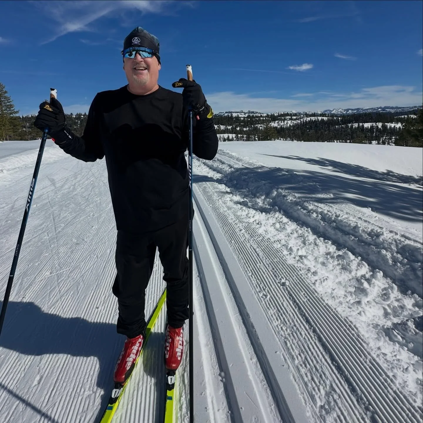 Unexpectedly running into friends on the trail is one of the best parts of skiing. Cheers!

#bearvalley 
#skiwithfriends