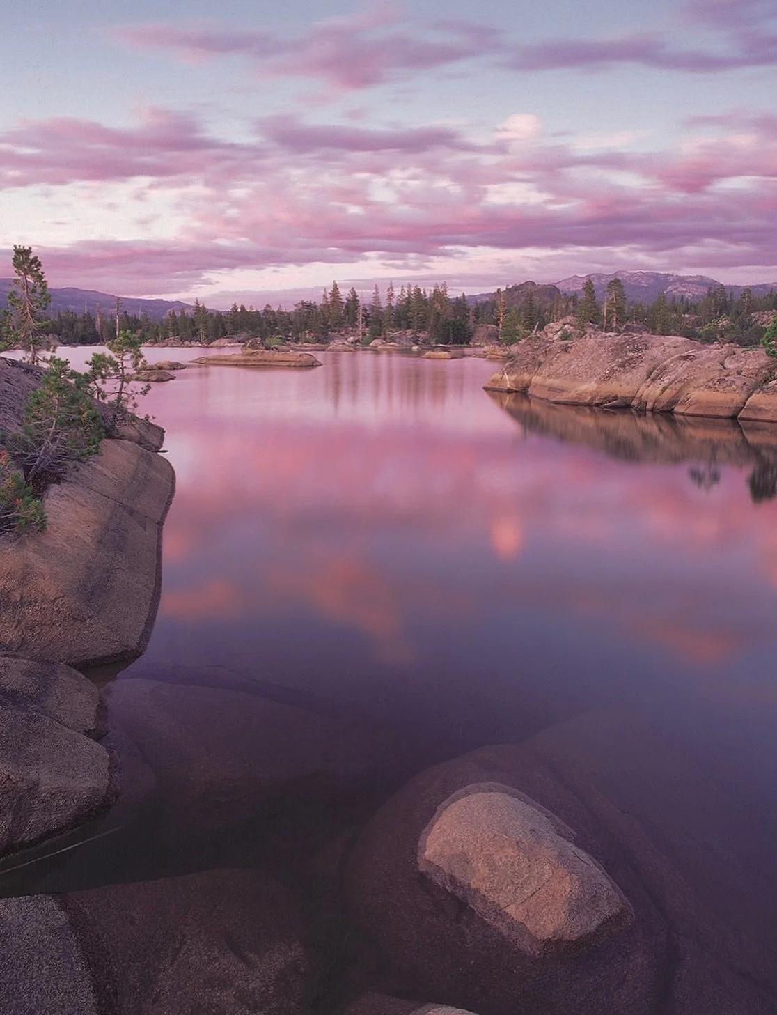 There&rsquo;s nothing better than a sunset at Union Reservoir, just minutes away from Bear Valley. ☀️ #bearvalley #sierranevada #sunset