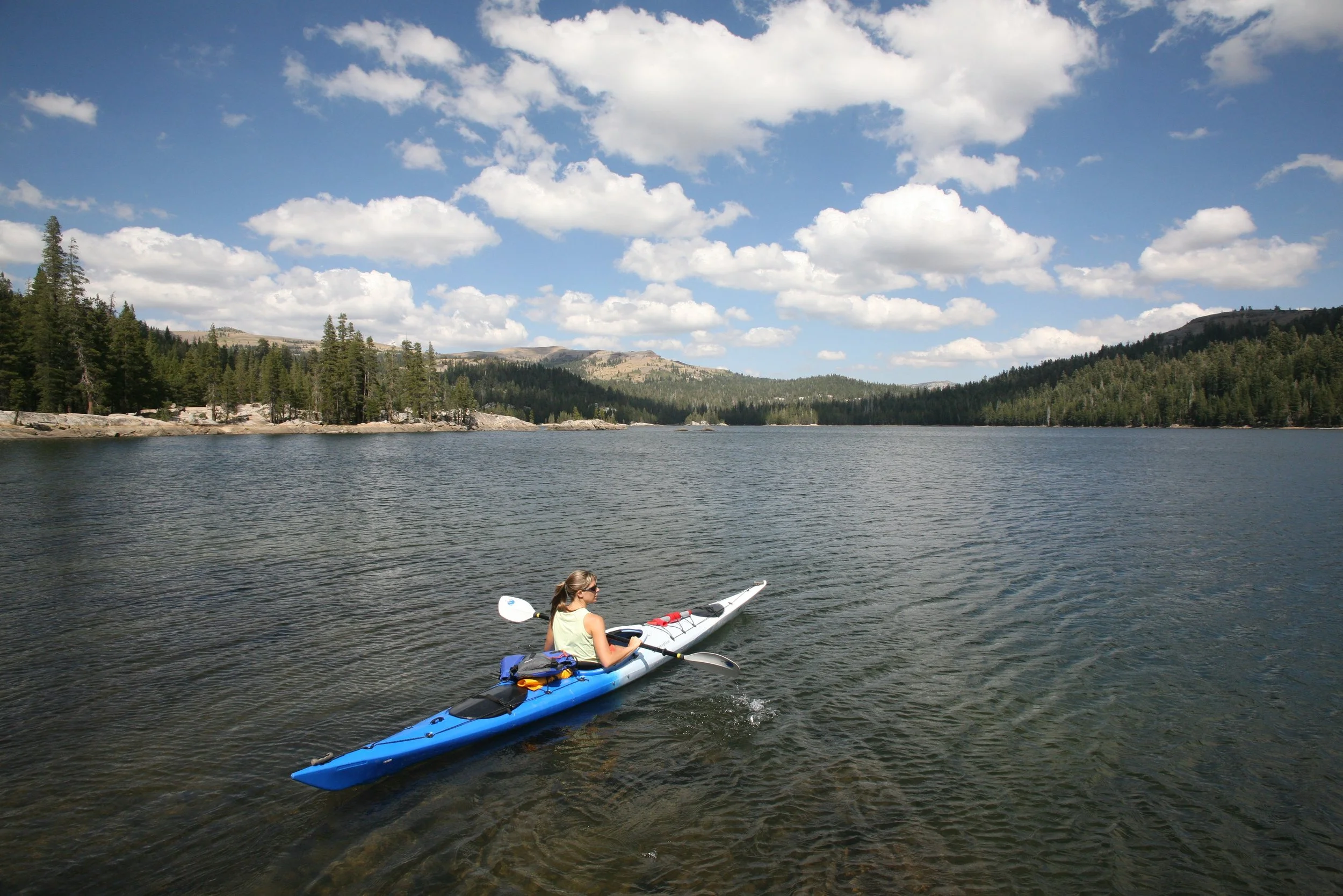 Perfect weather this week calls for an adventure out on the water! Book your boat rentals and deliveries in person, over the phone, or online through the link in our bio. #bearvalley #sierranevada #kayaking