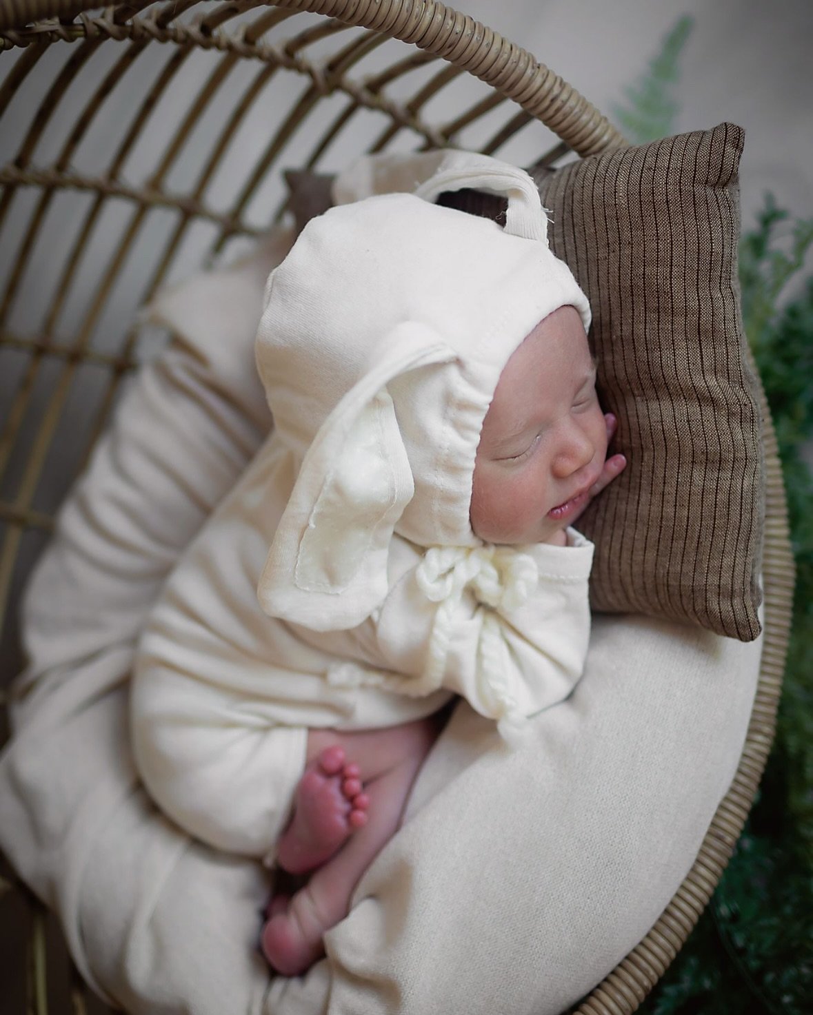 A timeless celebration of spring and new beginnings, made even sweeter by his nickname—“Bunny.” 🐰
••
Every detail in his bespoke newborn session was thoughtfully styled to celebrate both the season and this family’