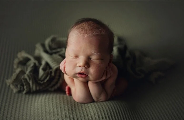 Today’s fall color highlight: OLIVE GREEN
••
Emotion: Growth & Harmony
••
Olive green reflects growth, balance, and the natural rhythm of life. For newborn portraits, this earthy tone reminds us of the harmony found in f