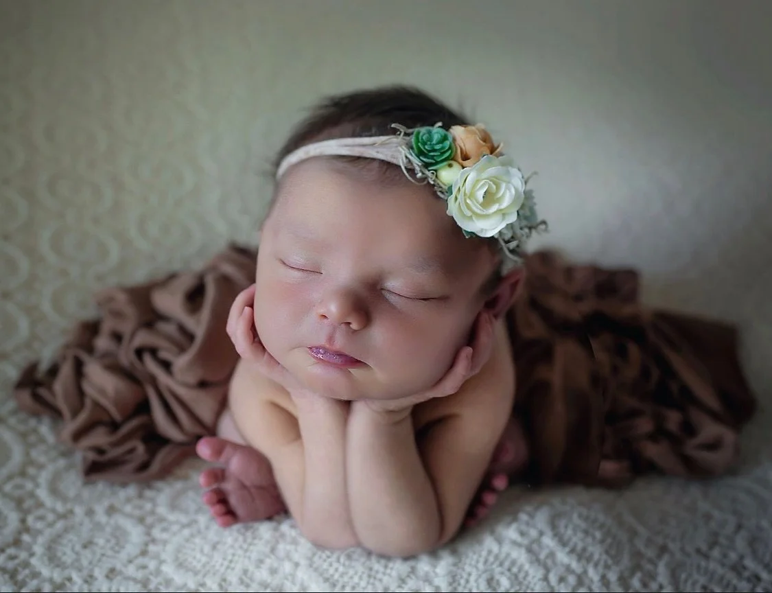 Froggy Friday 🐸
••
What is your favorite element of this pose?
I have my favorites I’ll share in the comments!
••
Indianapolis heirloom newborn photographer specializing in posed newborn photography for expecting families i