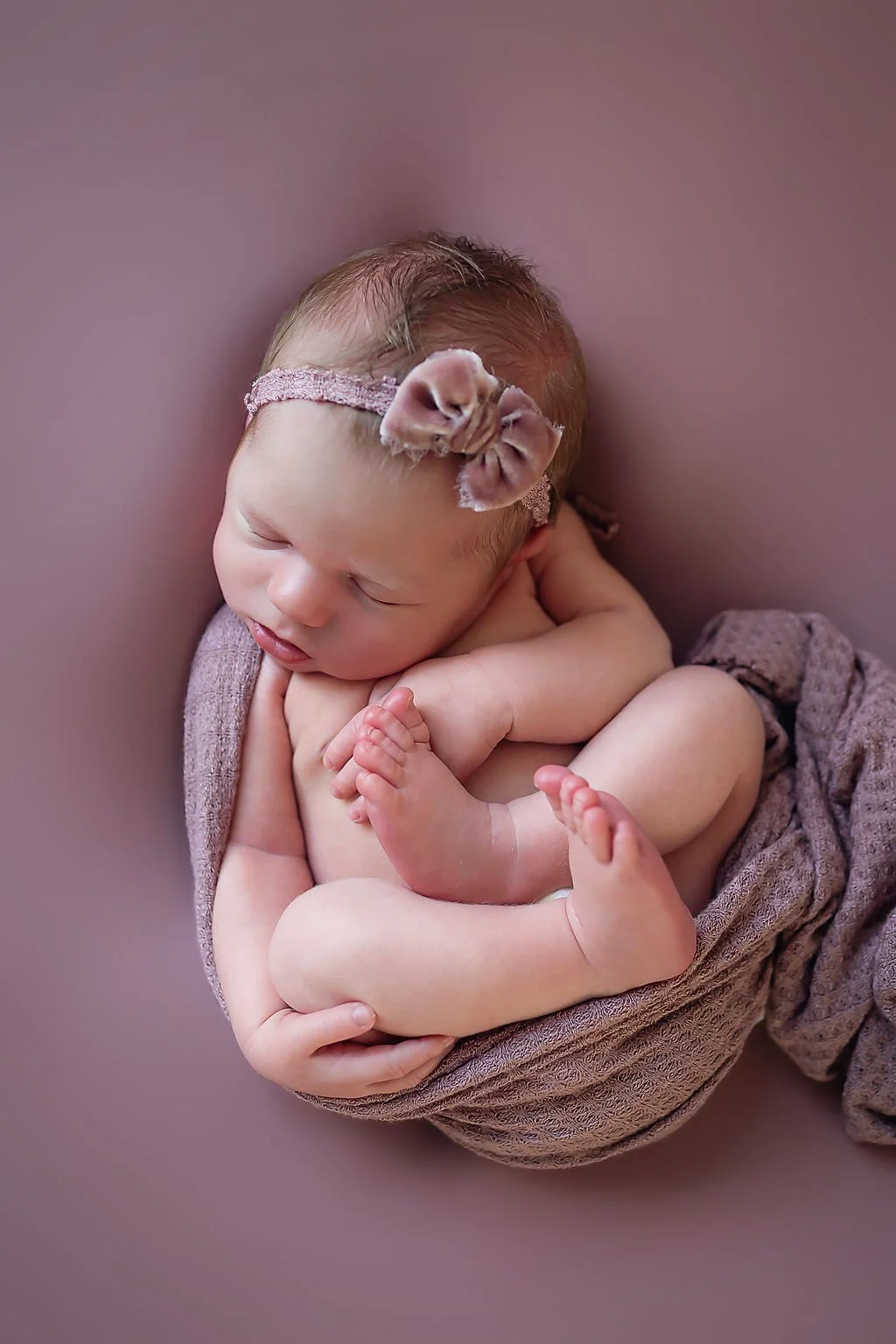 indianapolis-newborn-photographer-curled-up.jpg