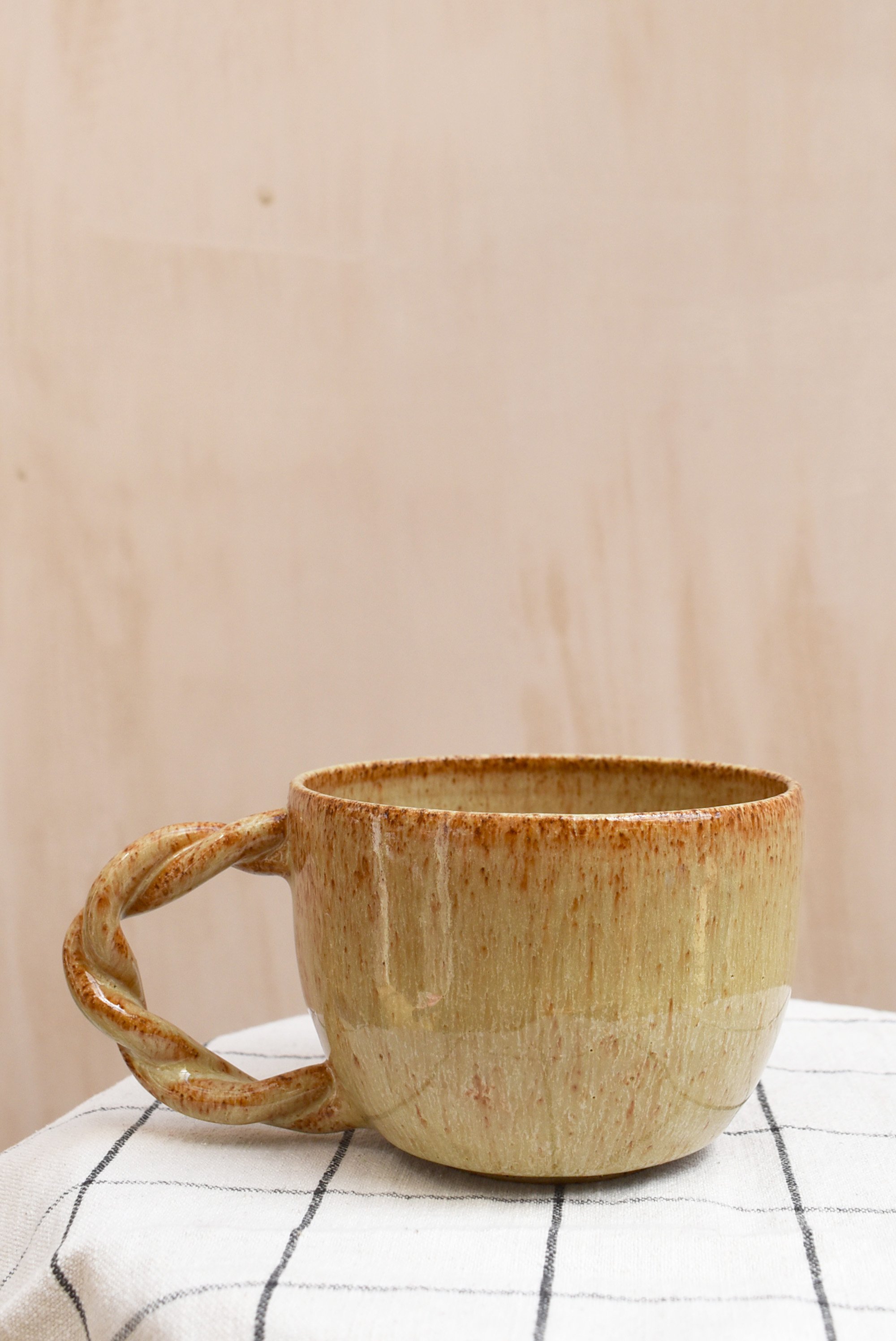 FOREDAYS TWIST HANDLE SHINO MUG 2.jpg