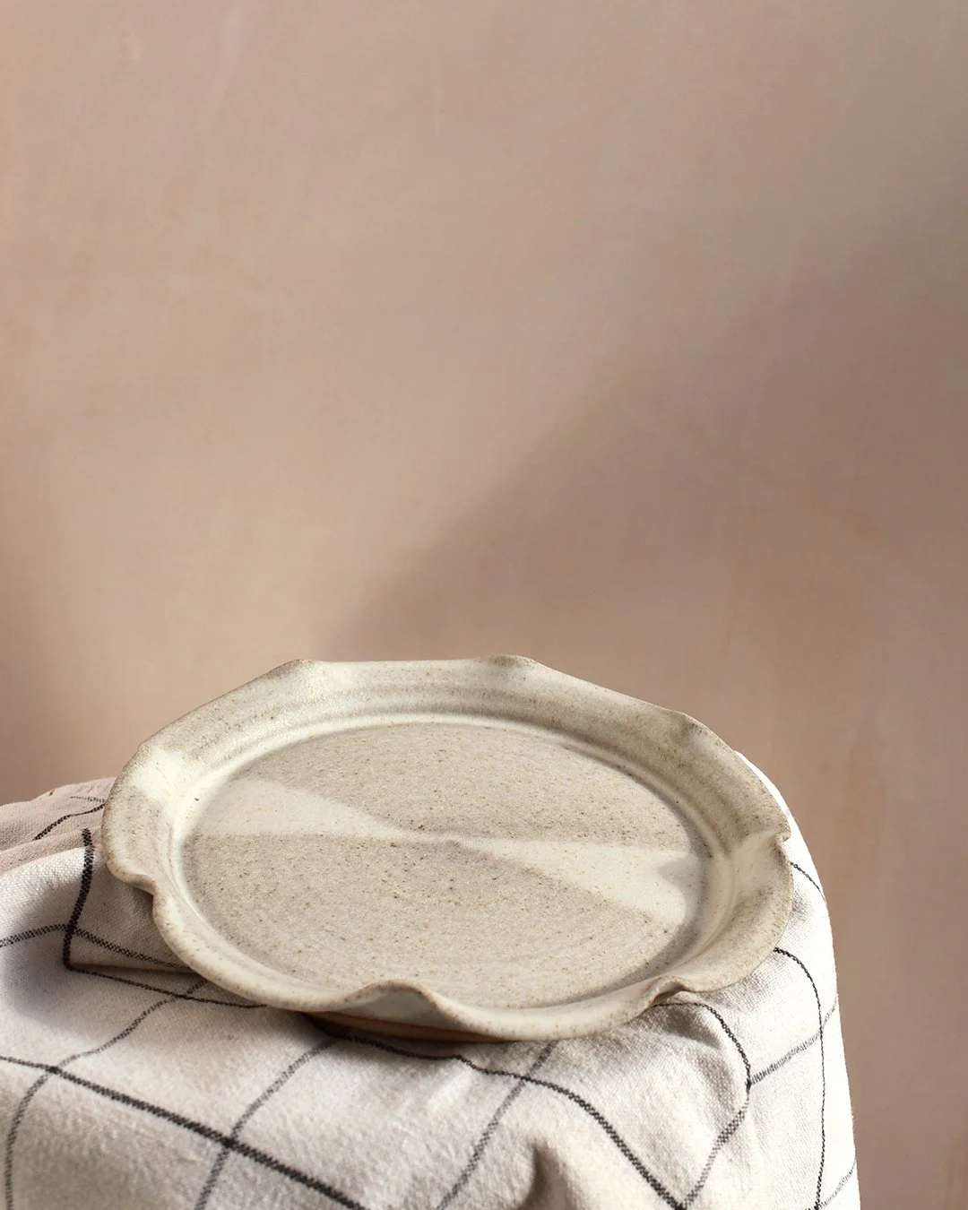 FRILL PLATE SHALLOW CHALK FOREDAYS 1.jpg