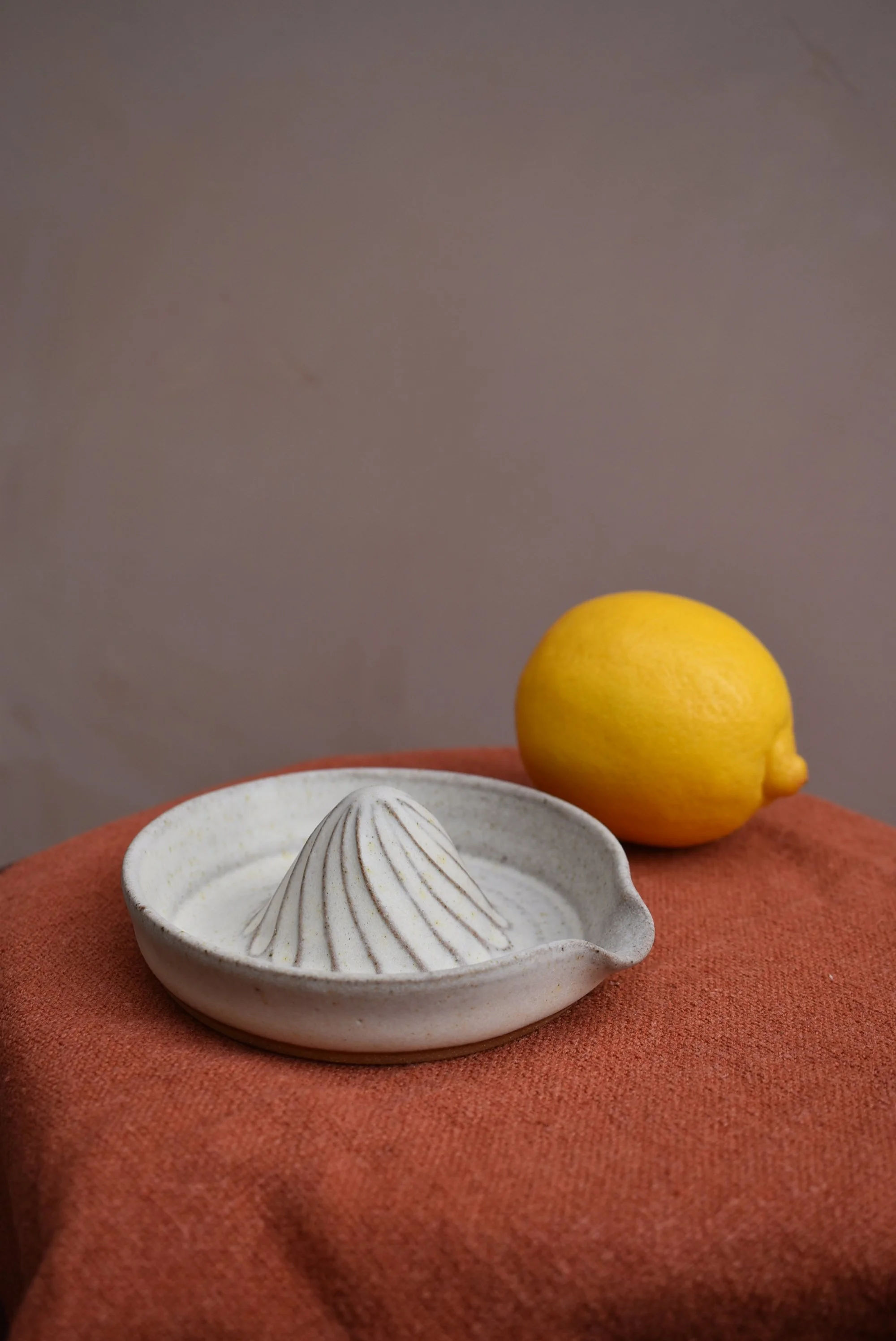 Lemon Juicer in Chalk
