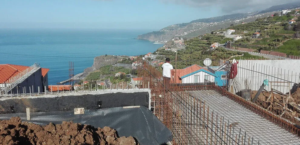 Die neue Baustelle eines Wohnhauses mit zwei Studio-Apartments macht Fortschritte.