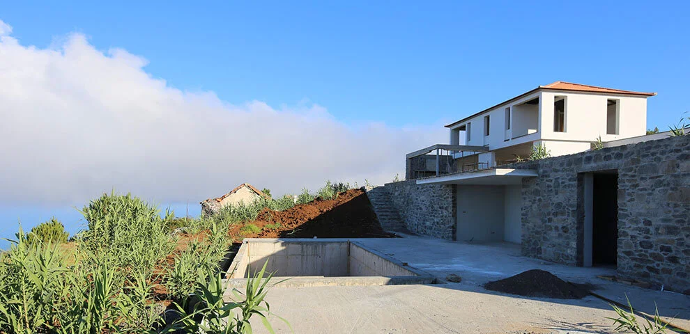 Photos der Baustelle eines Wohnhauses mit Ferienwohnungen in Calheta, Madeira
