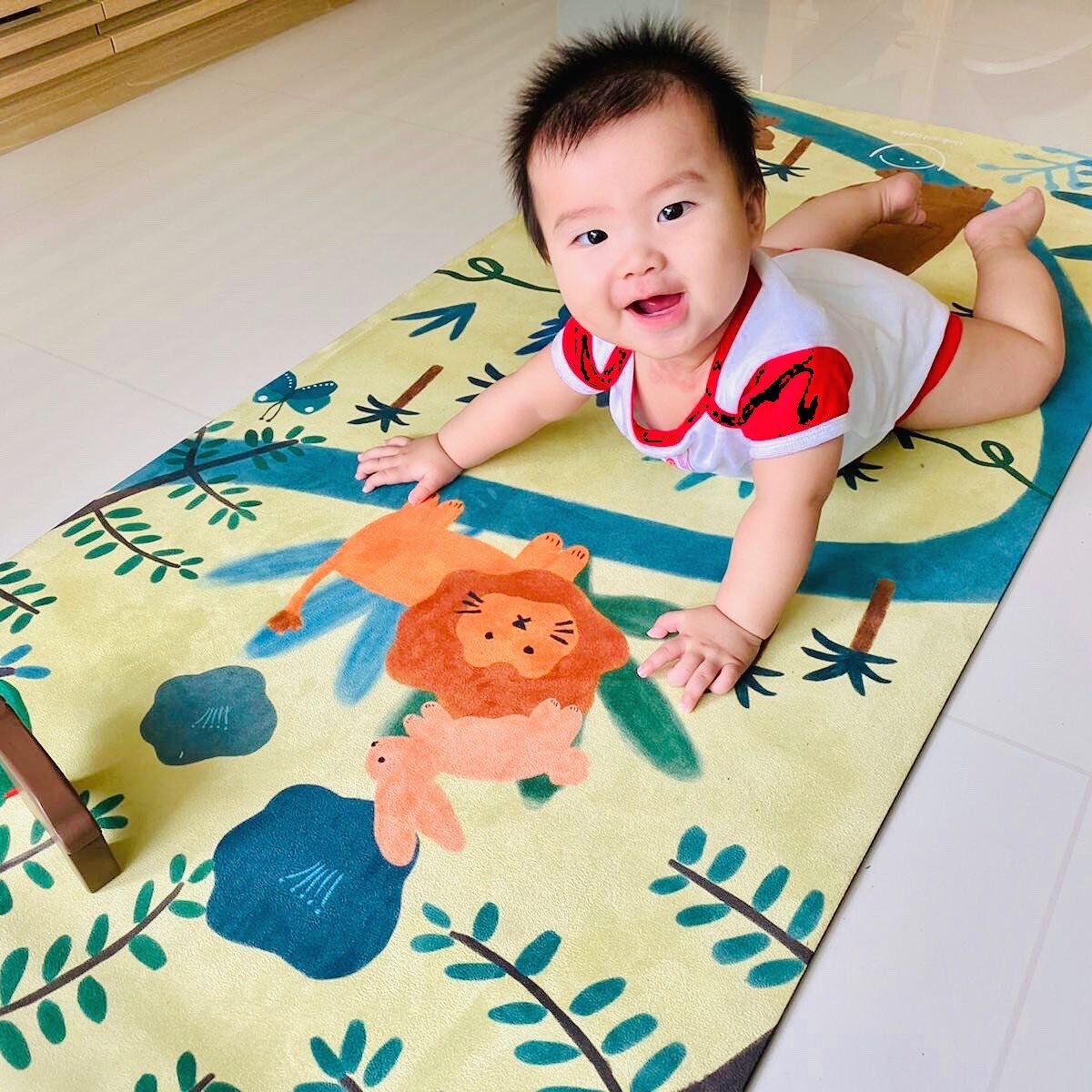 Look ma, no sweat pulling myself up for the weekend! ⠀
⠀
One of our customers kindly sent us this to show how her baby boy is trying to crawl ahead using our well-cushioned yoga mat for support. YAY! #babymilestoneunlocked⠀
⠀
It&rsquo;s amazing how b