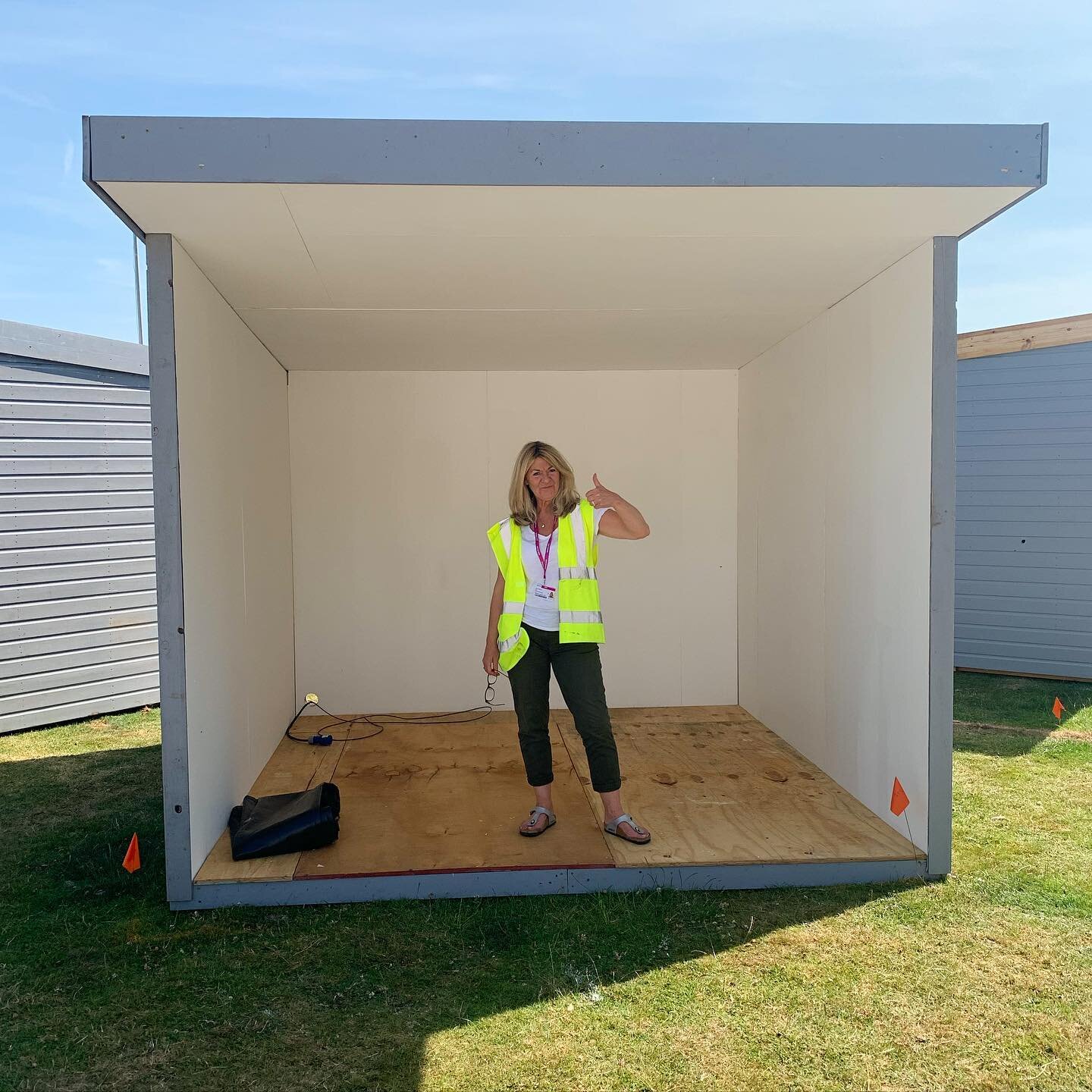 Excited to be back at #rhstatton this year - my stand is a blank canvas at the moment but watch this space! 🤩 👩&zwj;🎨 🎨 
&bull;
&bull;
&bull;
#debbieadamsonart #artist #rhs #rhstattonflowershow #rhstatton2022 #floralart #artistsofinstagram #suppo