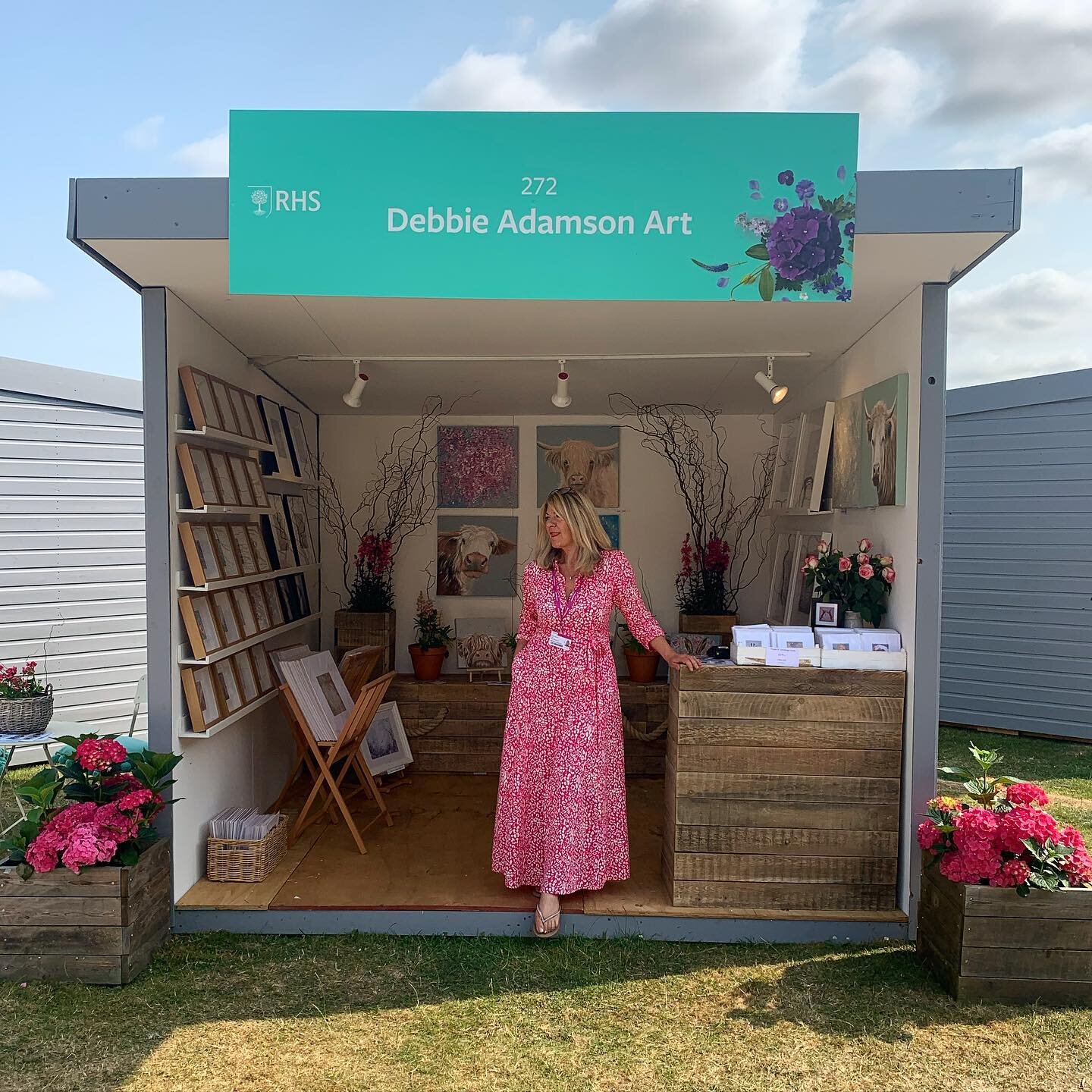 Show time 🎬 &bull;
&bull;
#letthemadnessbegin  #rhstatton #rhsshowteam #rhsflowershow #floral #highlandcow #artist #artistsoninstagram #supportlocal #knutsford #highlandcowpainting #floralprint