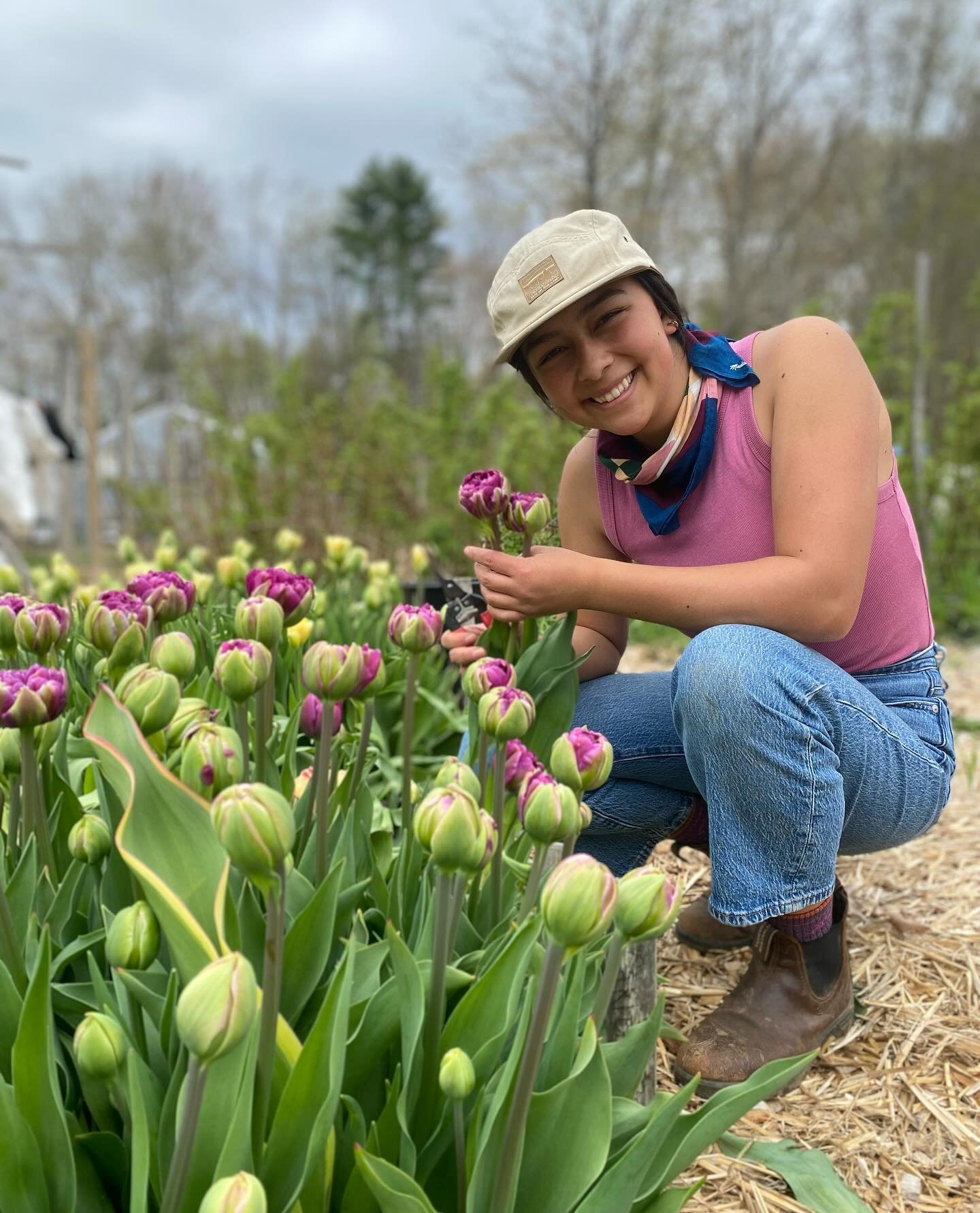 It&rsquo;s Kate&rsquo;s last day. We will miss her. She got so much done and learned a lot (we hope) at @veggiestotable &hellip; from weeding, mulching, seeding and planting to picking tulips, packing dahlias and making #flowerbouquets to donate. Ty 