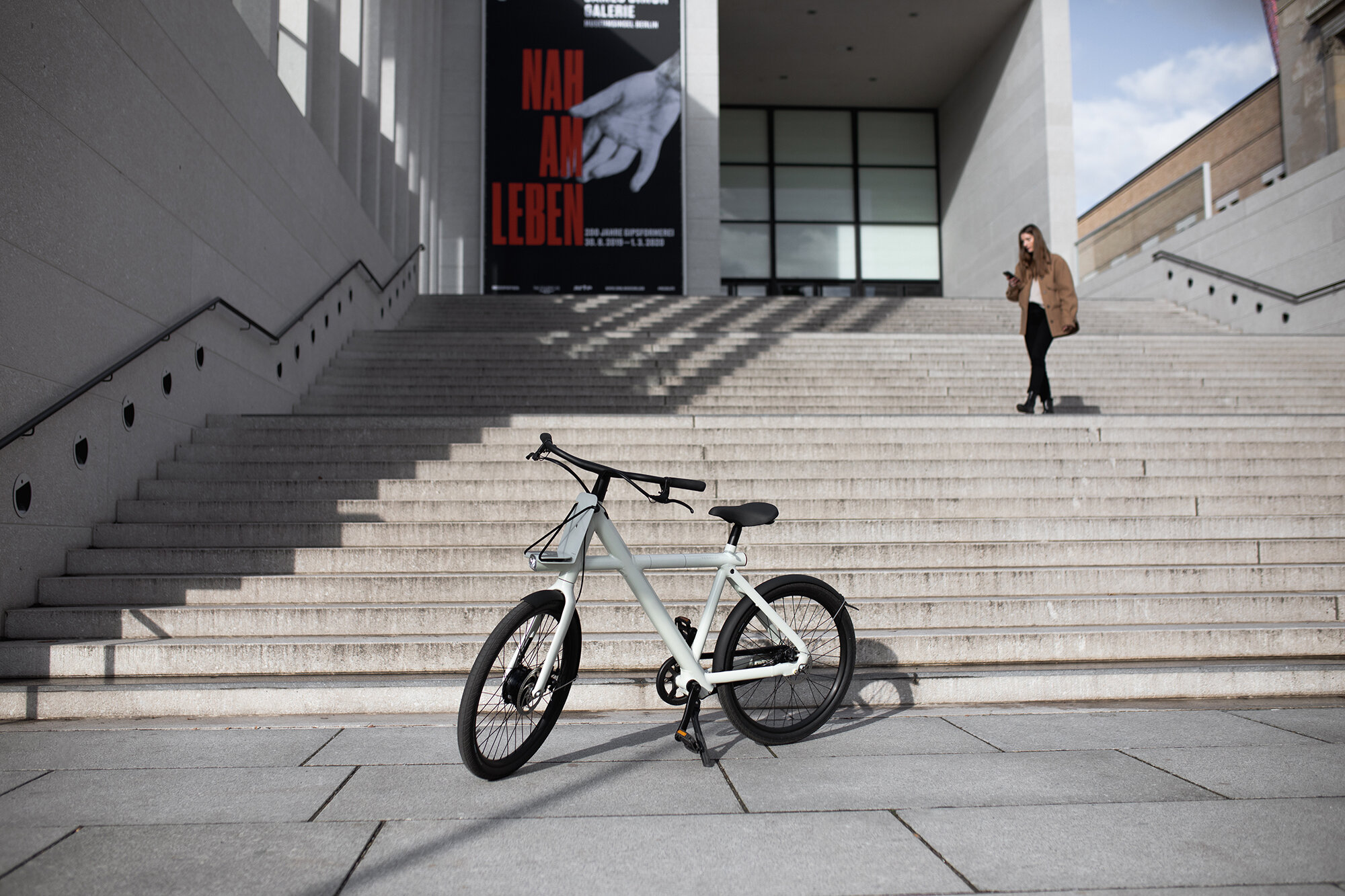 Electrified X2 in fog white from VanMoof in front of the James-Simon Gallery in Berlin