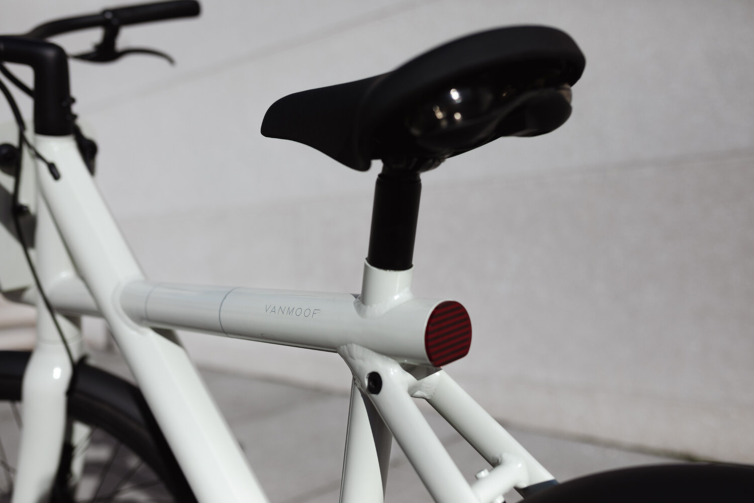Detail of the Electrified X2 in fog white from VanMoof