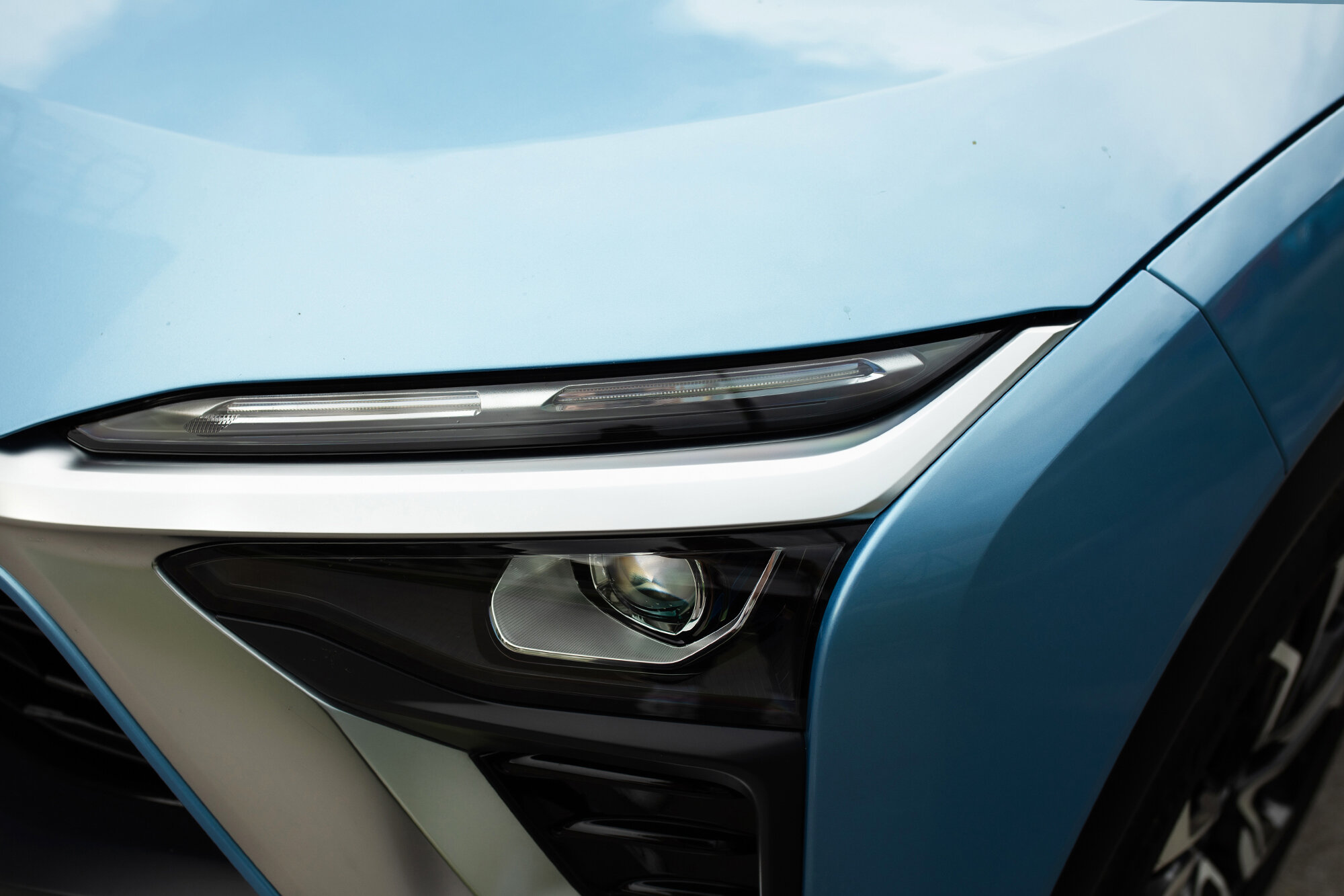 The narrow front lights of the NIO ES8