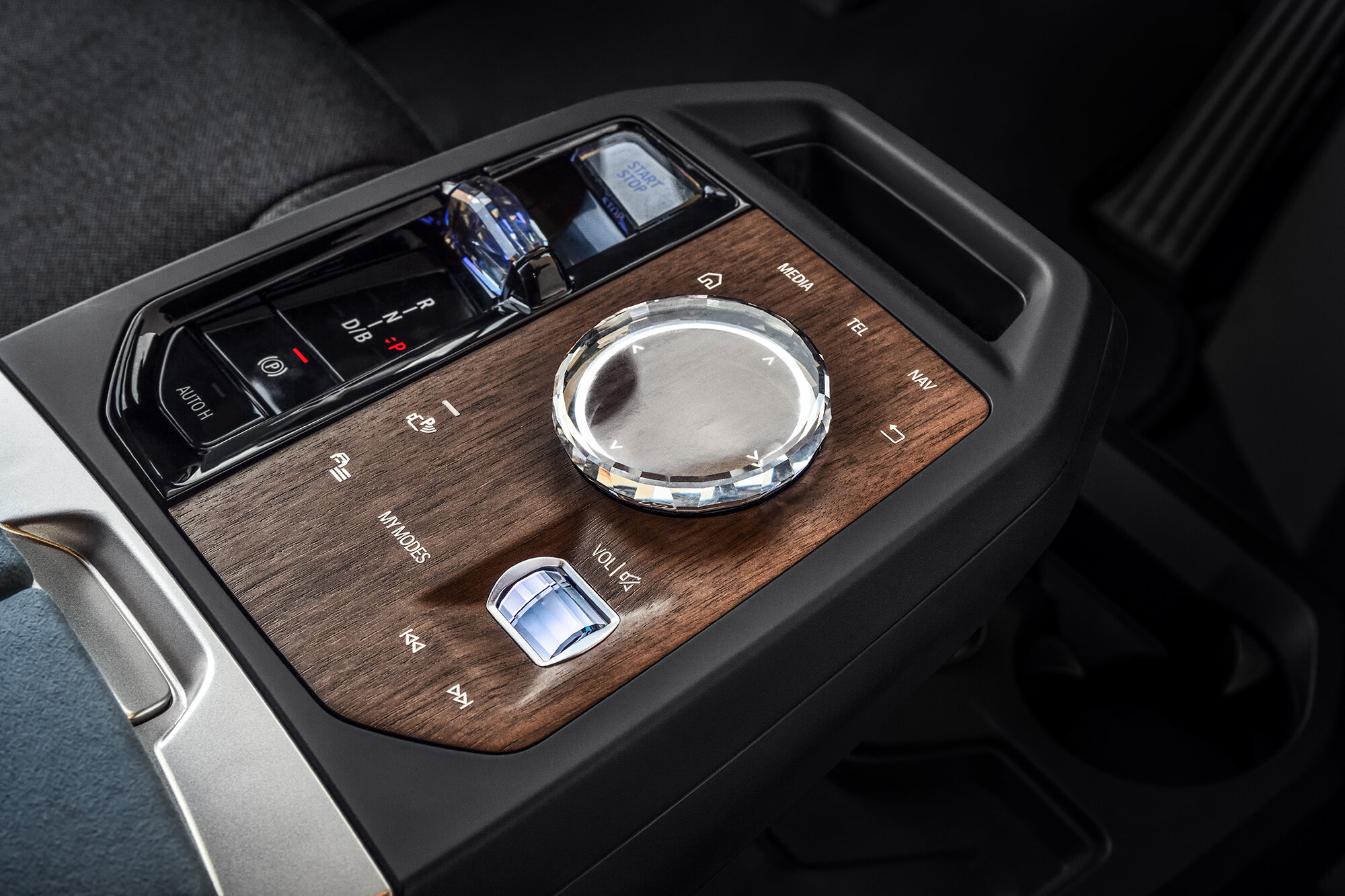The new design of the centre console of the BMW iX
