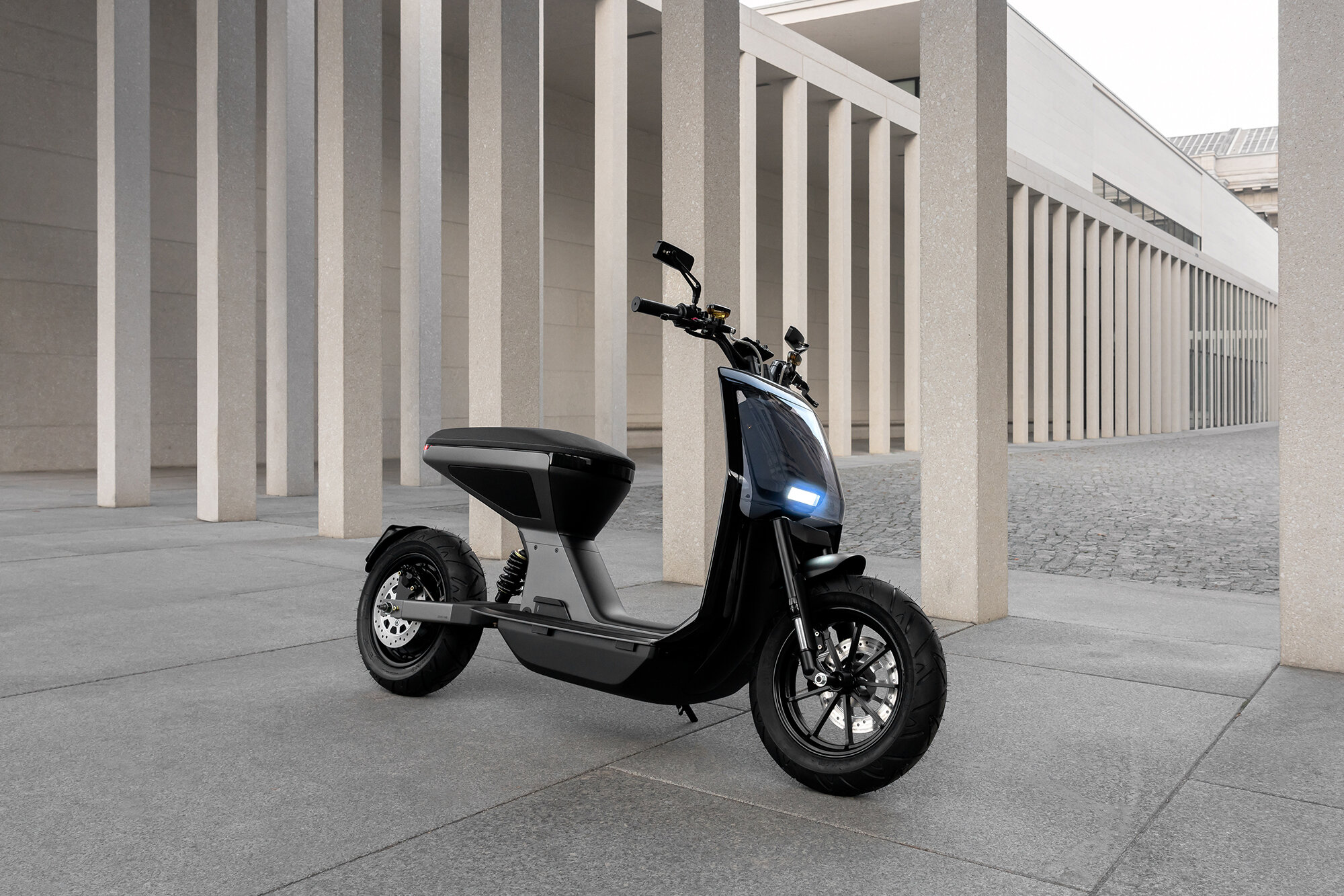 ellectric — Minimalist design meets sustainable driving – the premium electric scooter NAON