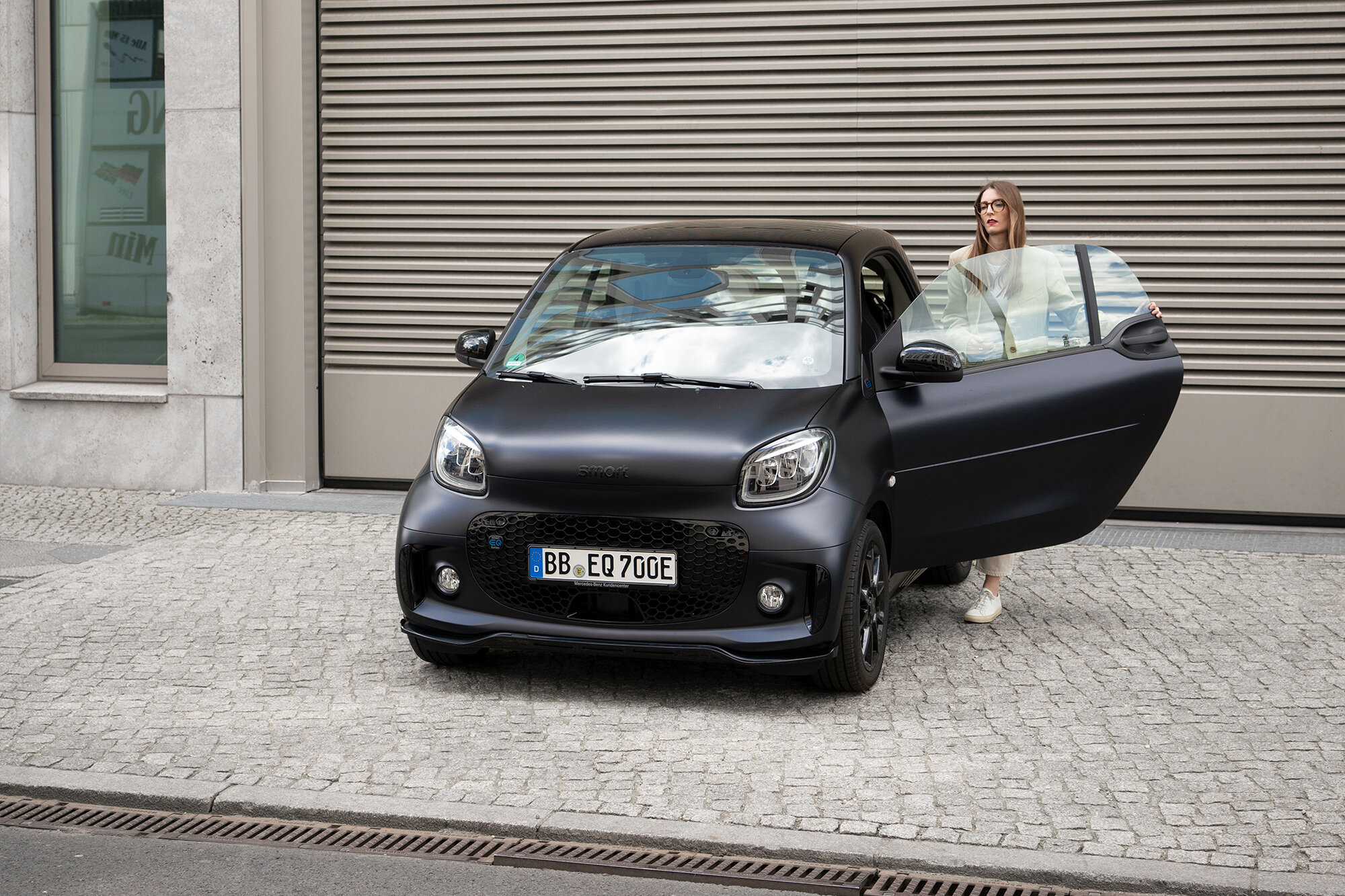 Founder of ellectric Britta Reineke on tour with the smart EQ fortwo limited edition bluedawn