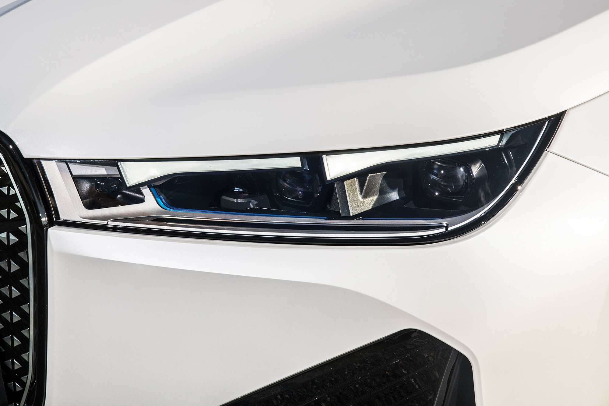 The futuristic front lights of the new BMW iX xDrive50