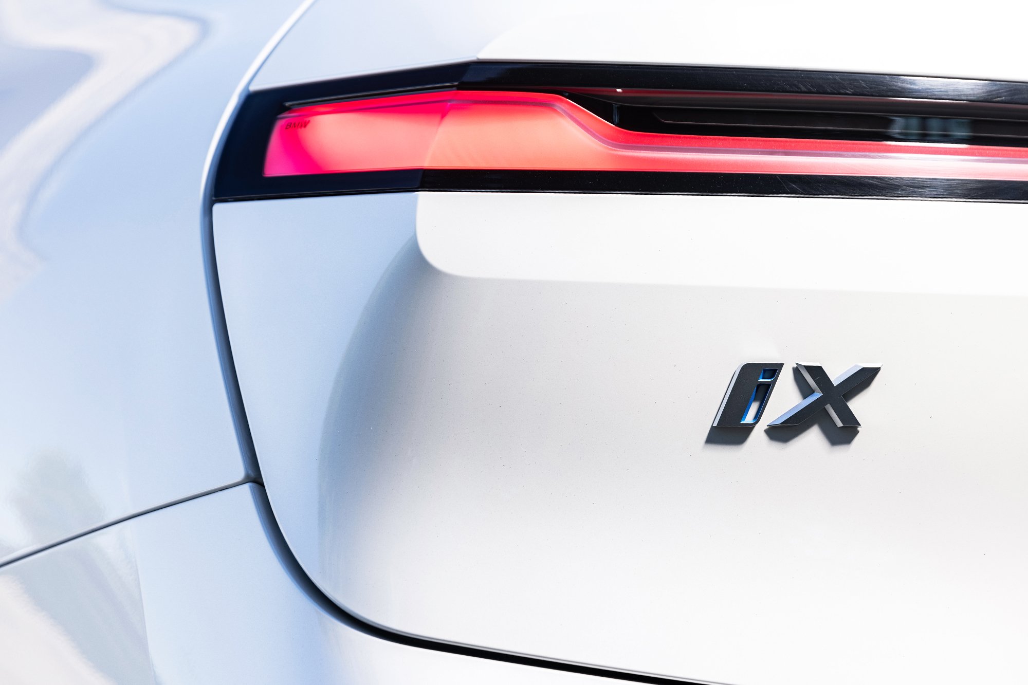 The futuristic rear lights of the new BMW iX xDrive50