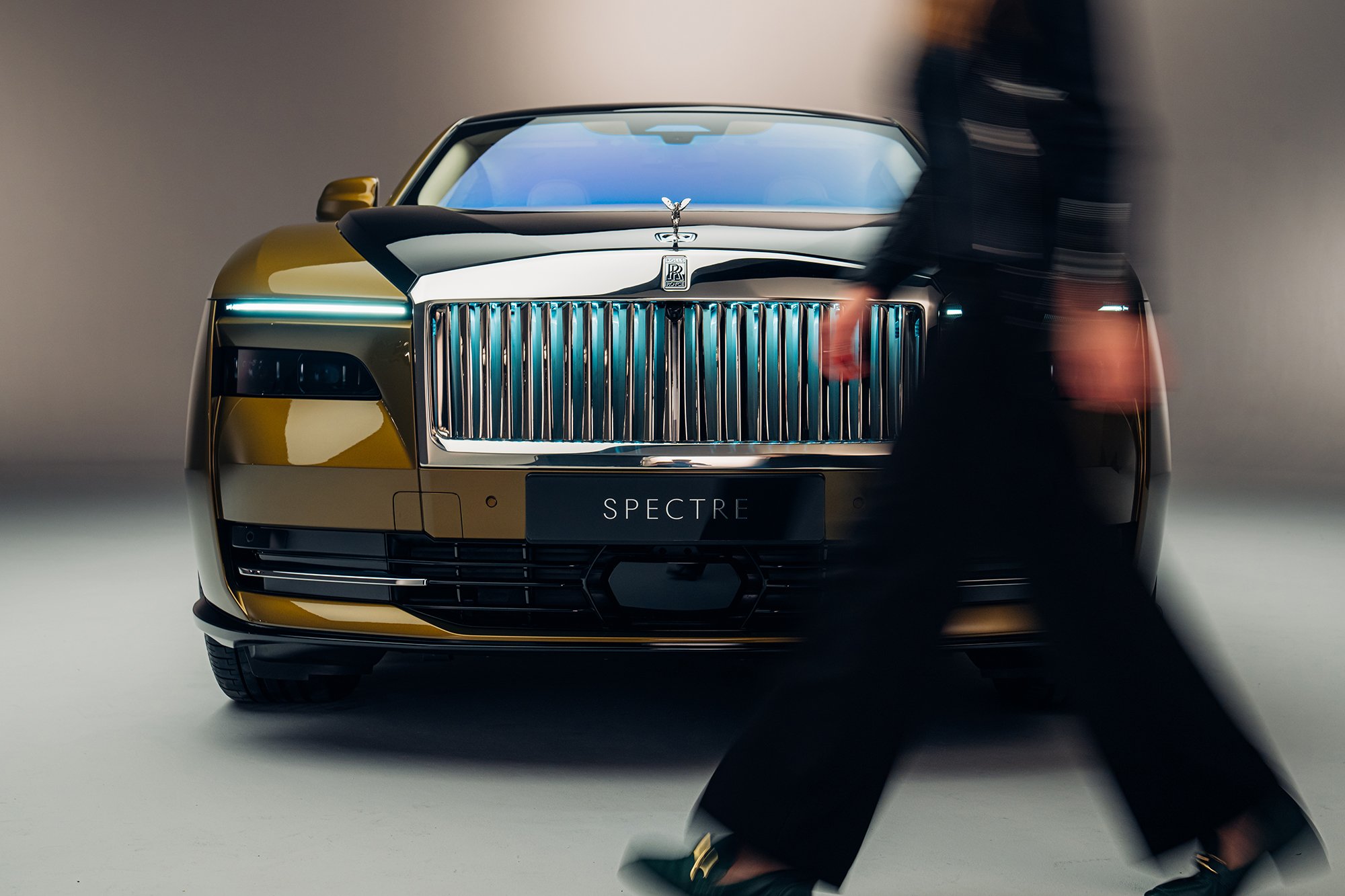 Britta Reineke, founder of ellectric walks in front of tthe grille and Spirit of Ecstasy of the all-electric Rolls-Royce Spectre