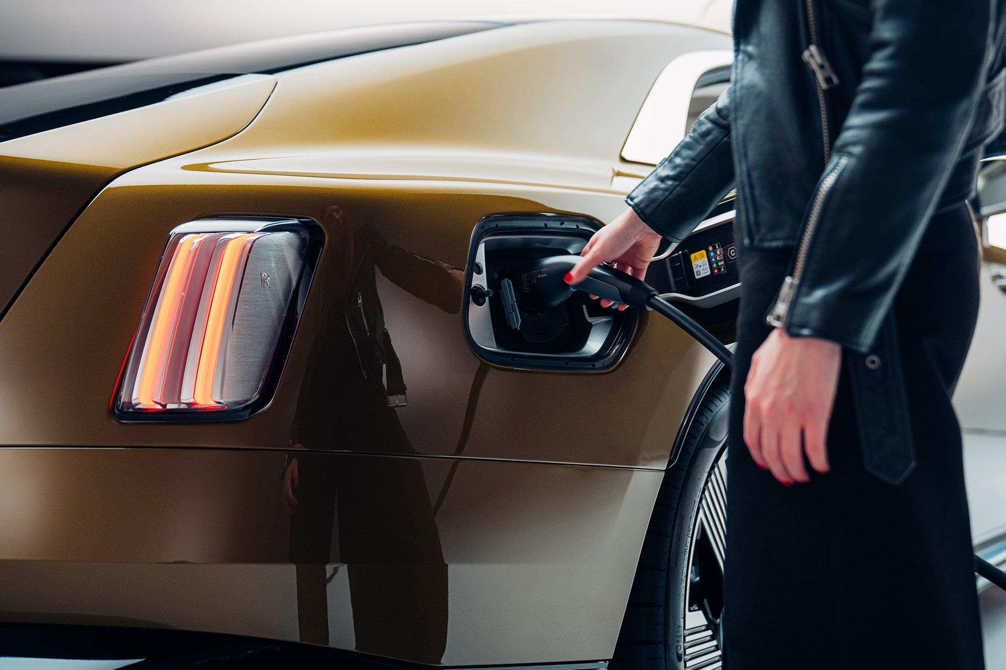 Britta Reineke, founder of ellectric charges the all-electric Rolls-Royce Spectre and shows the rear design