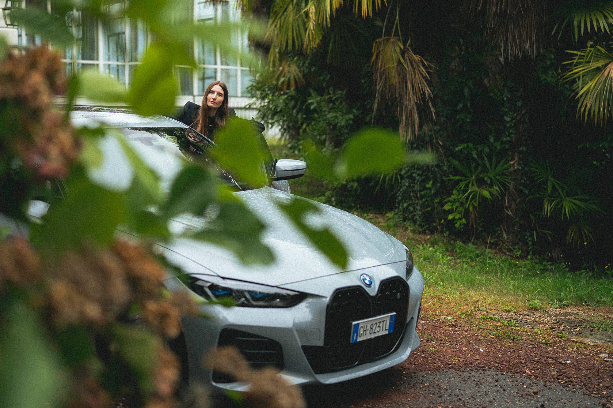 Britta Reineke tests the sound design of Renzo Vitale and Hans Zimmer in the all-electric BMW i4