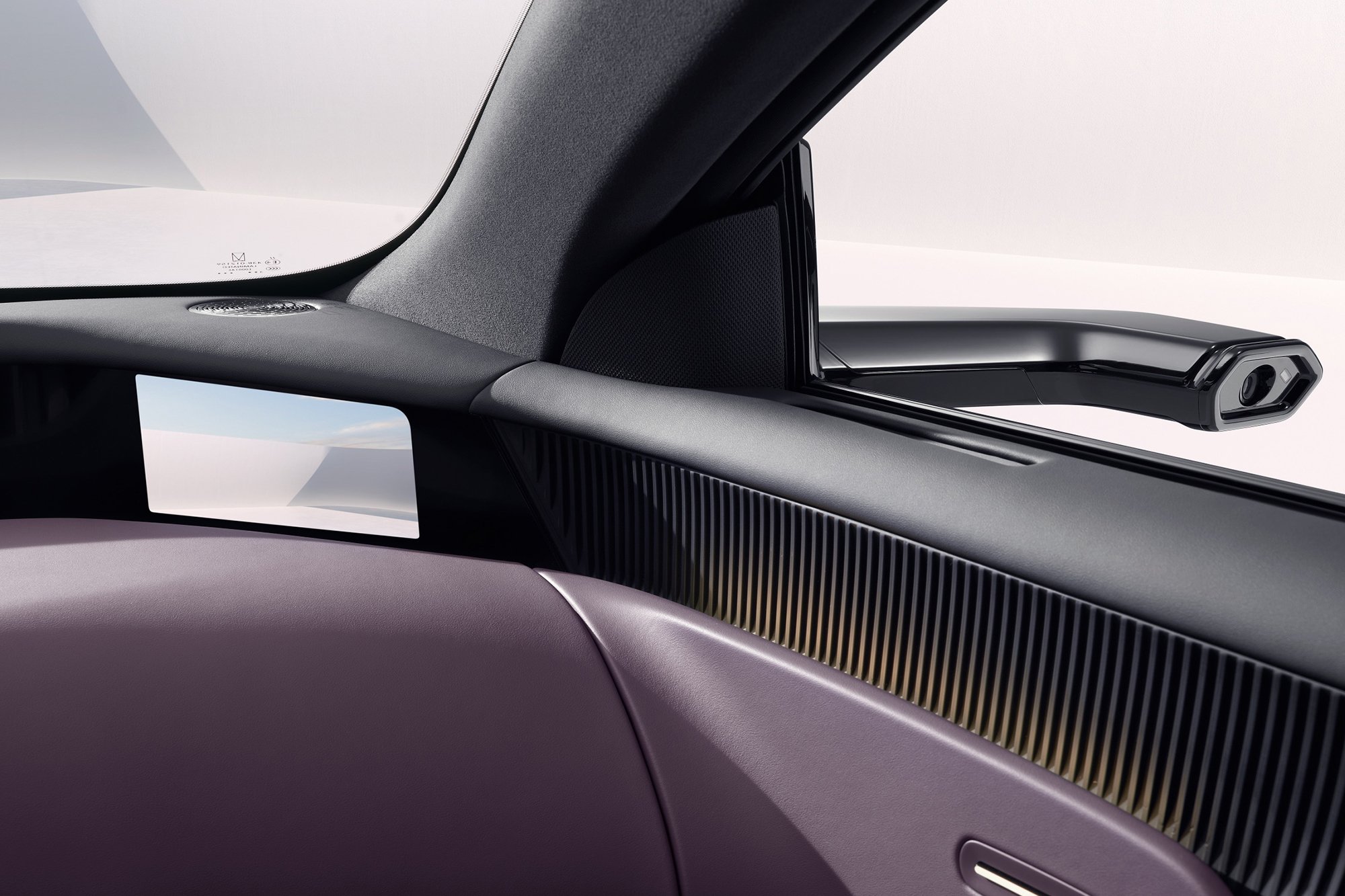 The minimalist interior design with Intelligent door mirrors in the AVATR 12 