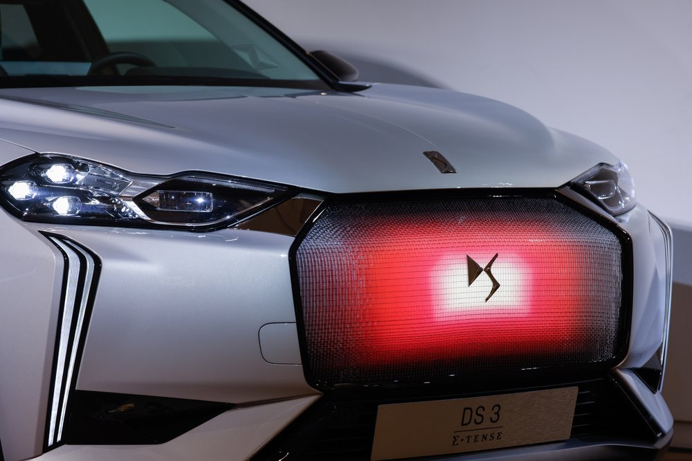 Lyse Drouaine triumphs in the DS x METIERS D'ART competition to illuminate the DS 3 E-TENSE grille