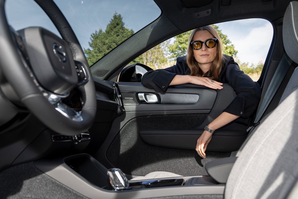 The minimal, leather-free interior design of the Volvo C40 Recharge Pure Extended Range (2023)  