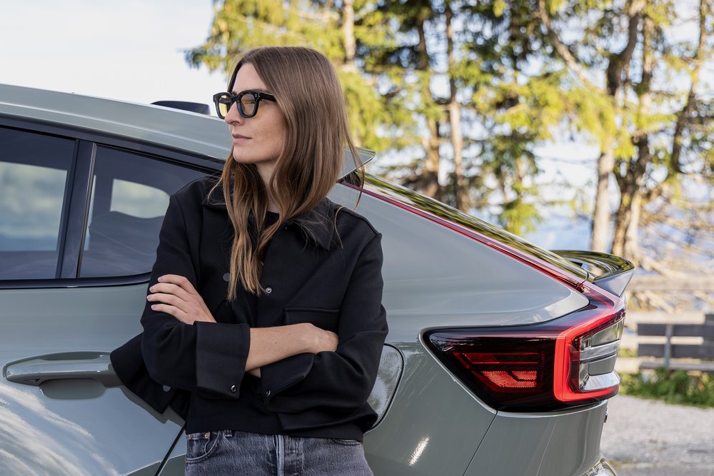 Britta Reineke, founder of ellectric leaning next to the taillights of the Volvo C40 Recharge Pure Extended Range (2023) 