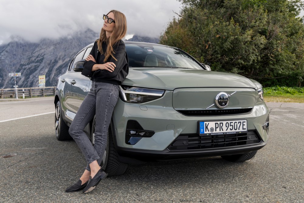 Britta Reineke, founder of ellectric leaning at the Volvo C40 Recharge Pure Extended Range (2023) 