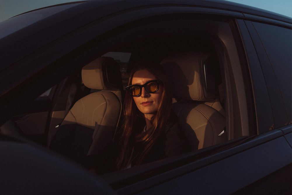 Britta Reineke, founder of ellectric, behind the wheel of the all-electric BMW i7 M70 xDrive in Lisbon