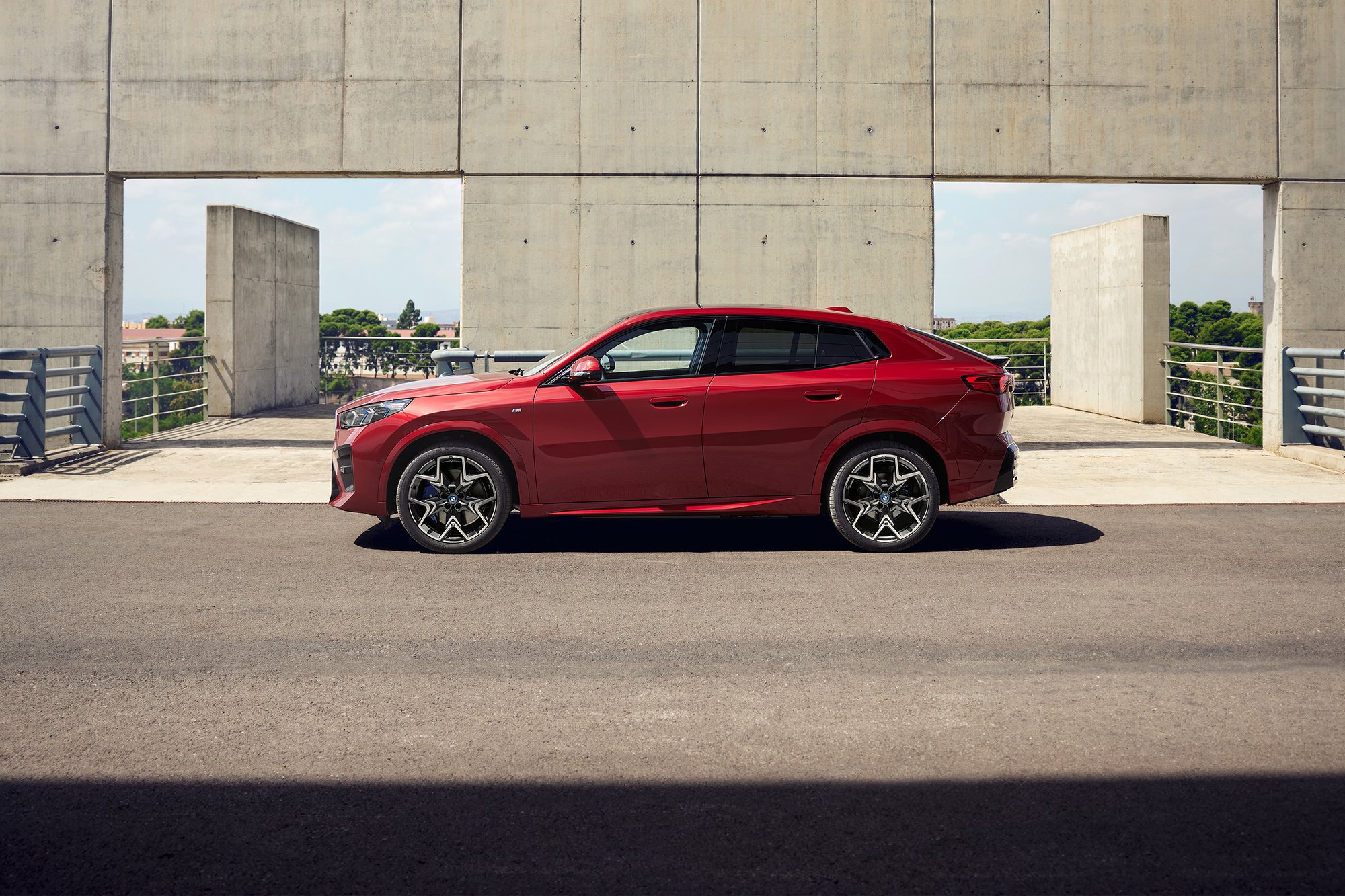 The side silhouette of the new all-electric BMW iX2