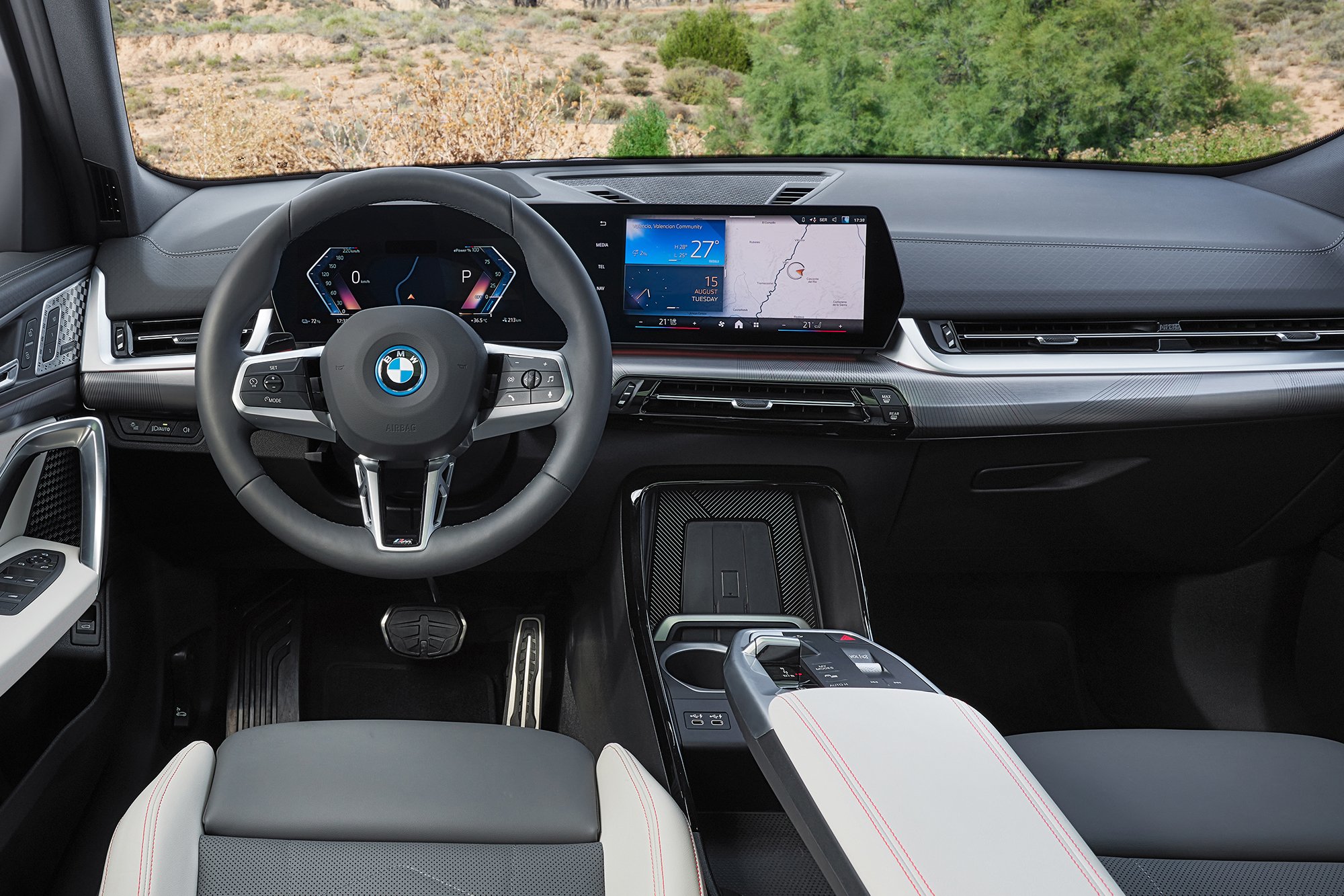 The interior design and BMW Curved Display in the new BMW iX2