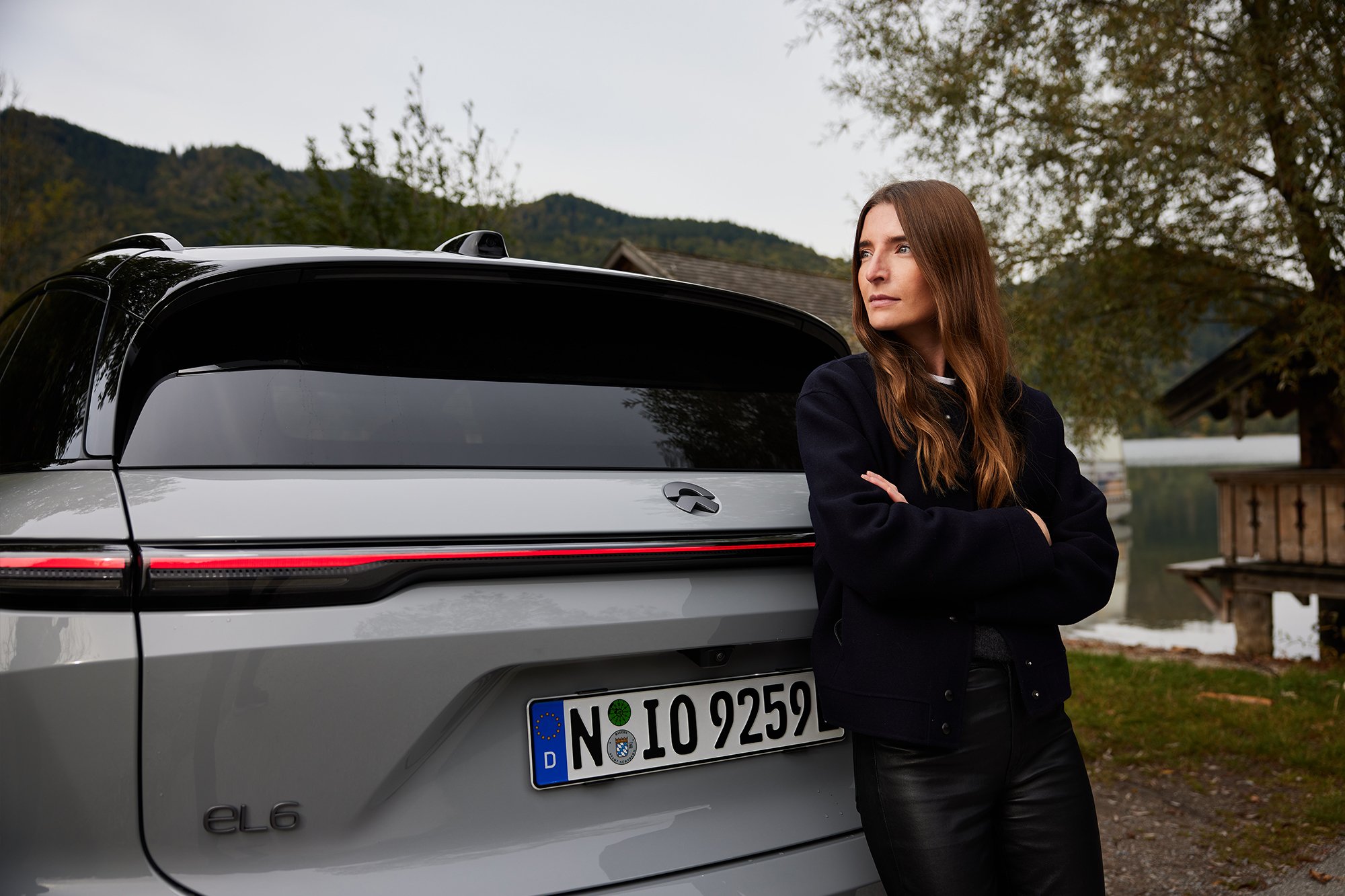 Britta Reineke, founder of ellectric standing at the rear of the NIO EL6
