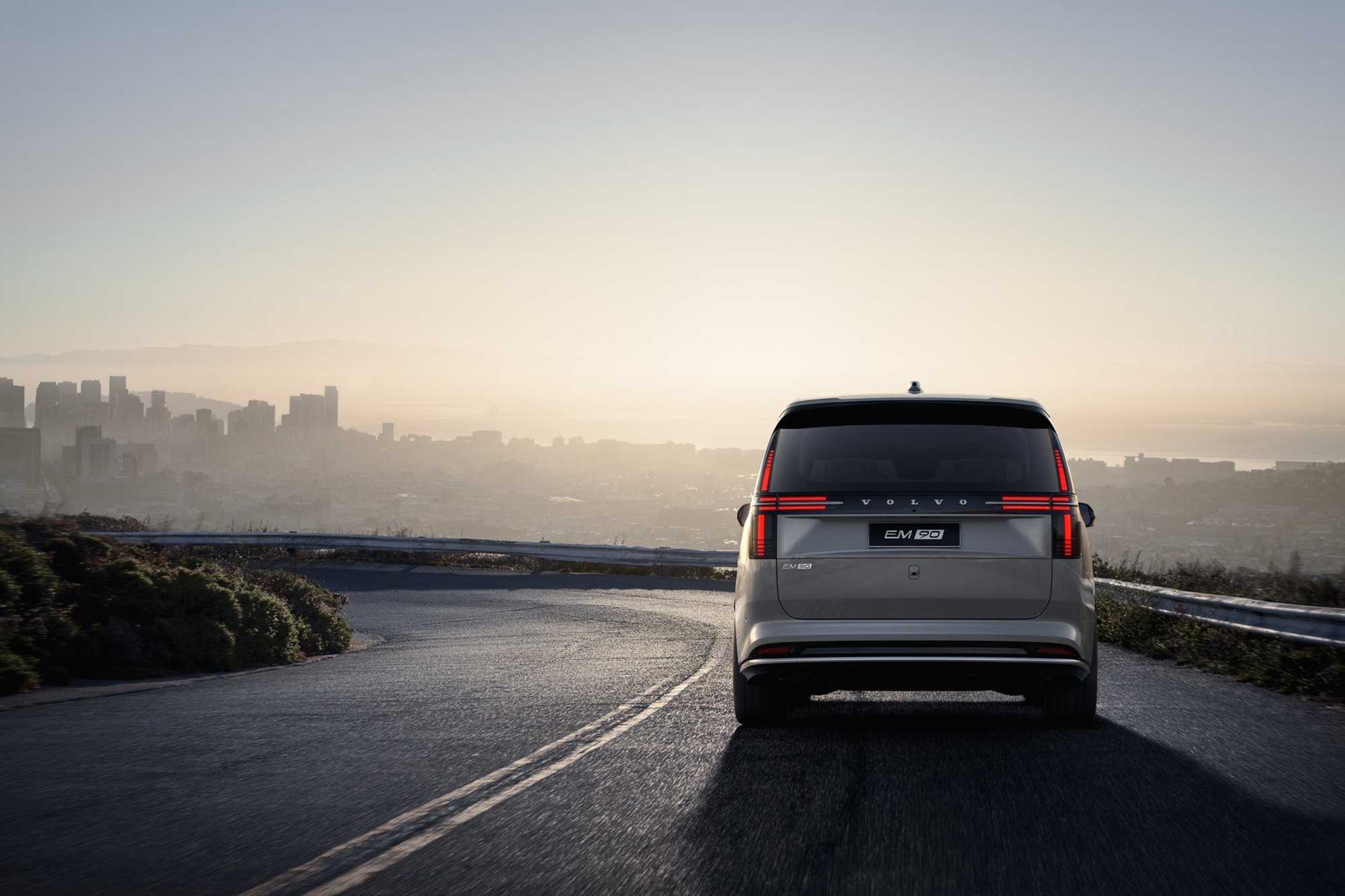 The rear and taillight design of the new Volvo EM90