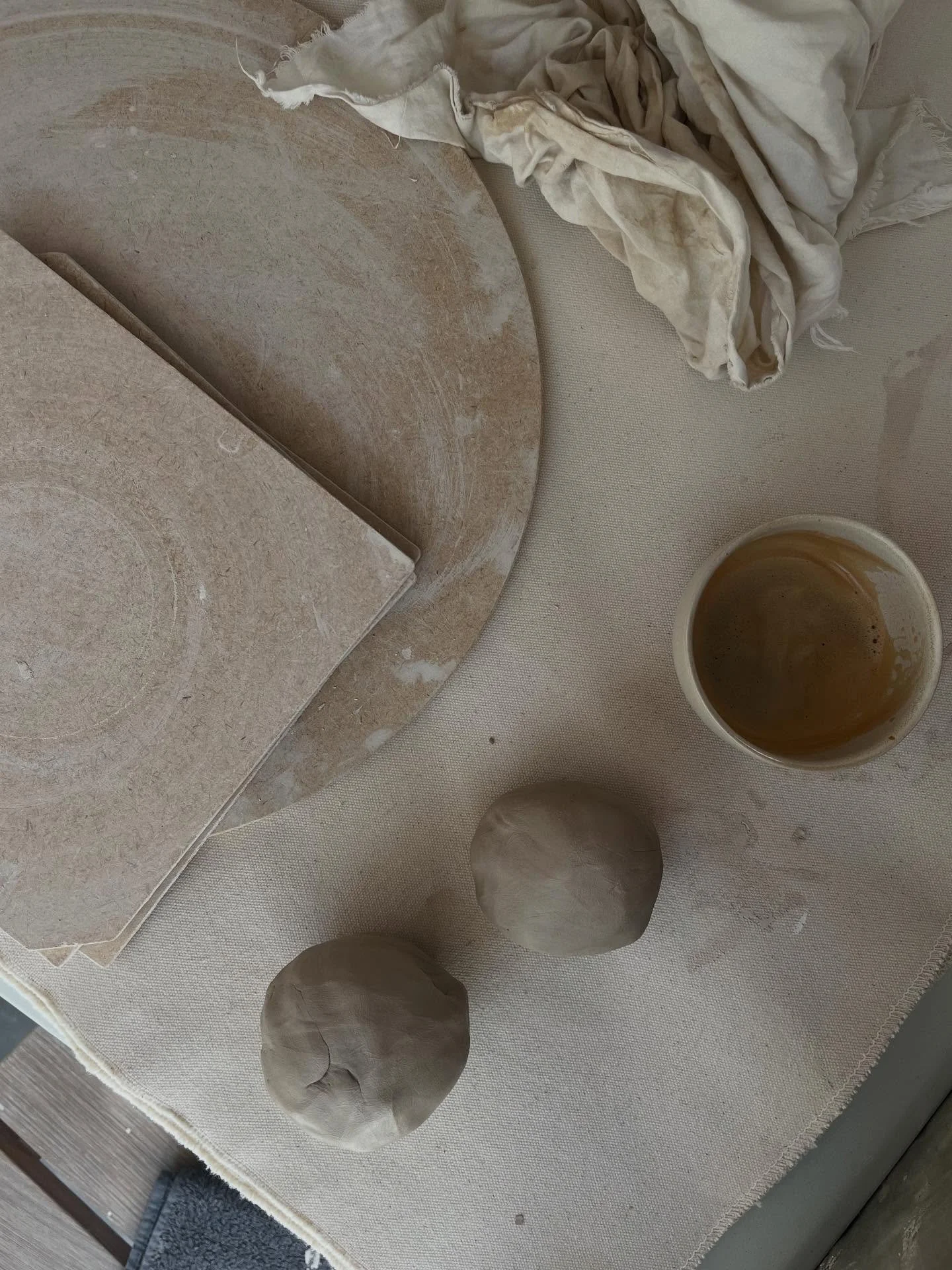 Lige for tiden har jeg det lidt som @bentehboisen i vildmarken. Det er virkelig det sv&aelig;re ved at v&aelig;re selvst&aelig;ndig efter en sommerferie 😣
Hvem skal vaske gulvet; det er dig! N&aring; men hvem skal s&aring; reclaime leret?; dig! Okay