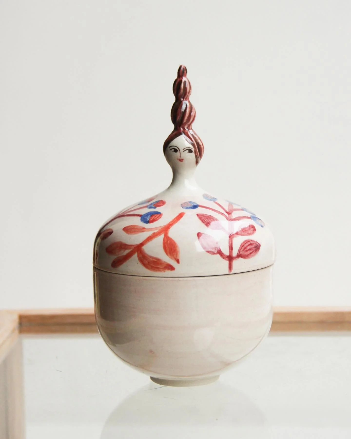 I aften klokken 20 er de sidste ting online for i &aring;r. Man er velkommen til at hente i v&aelig;rkstedet til og med d.19 dec efter aftale. 

Jeg skal nok f&aring; pakket og sendt i tide til juleaften 🤗🌲🎵