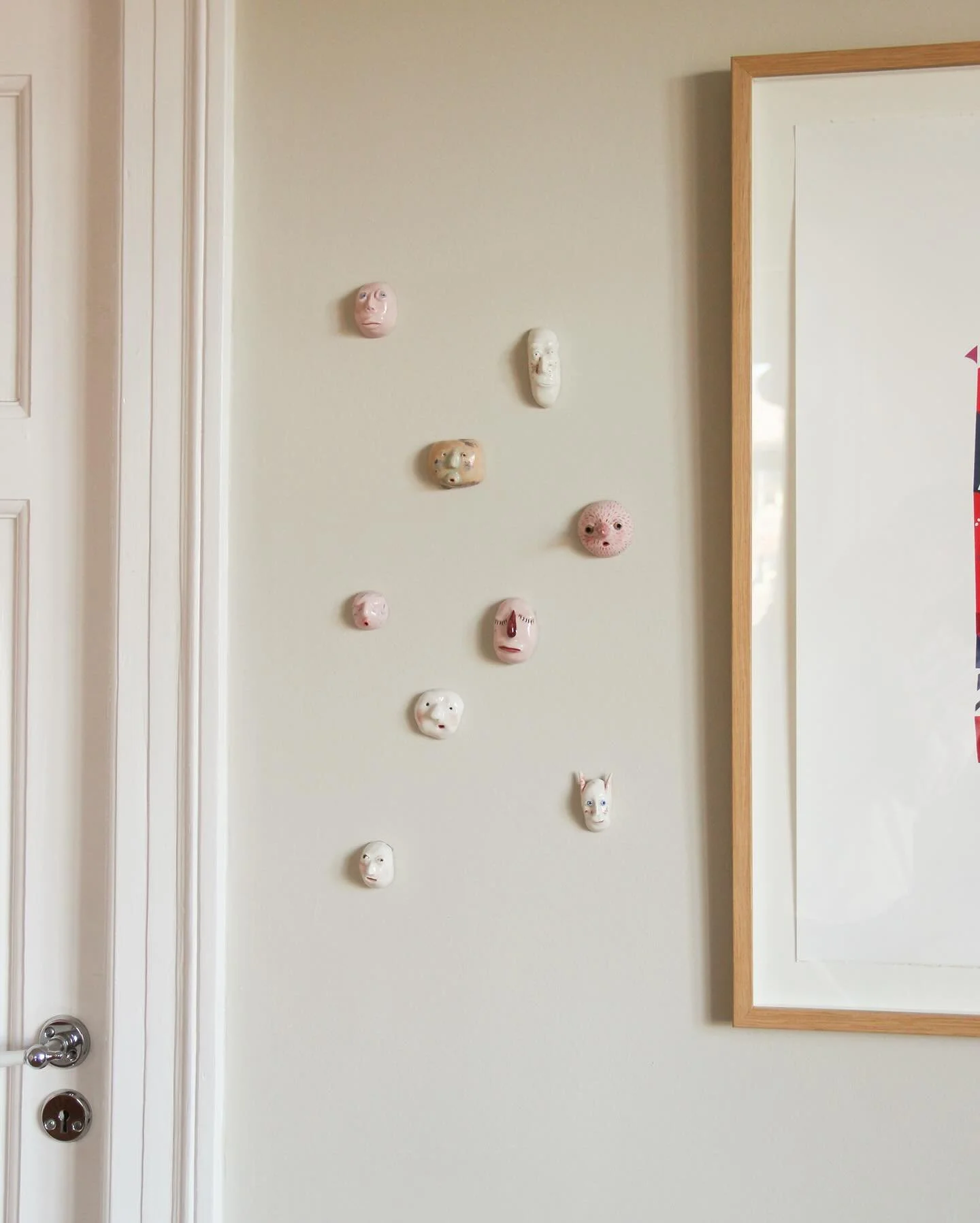 Kl.18 l&aelig;gger jeg de sm&aring; masker online. De er alts&aring; sm&aring;! jeg har fors&oslash;gt at vise st&oslash;rrelse. De kan s&aelig;ttes sjove steder alene eller i en lille samling.  Nogle er lidt uhyggeligt og andre er bare fjollede elle