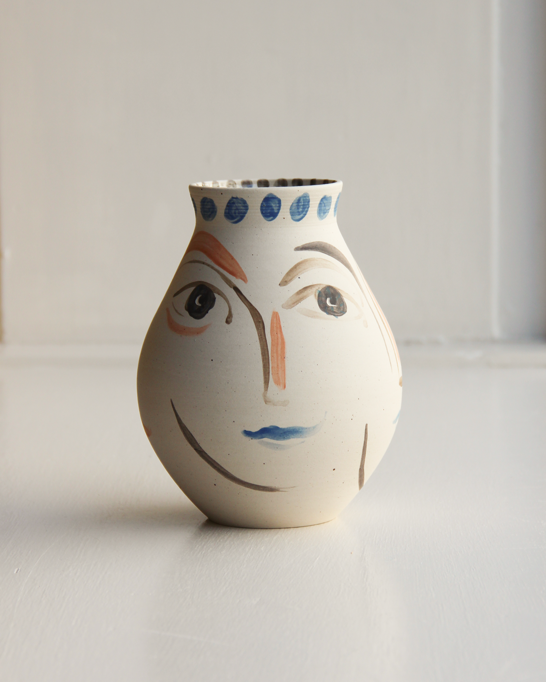 Vase_bluedots_01.png