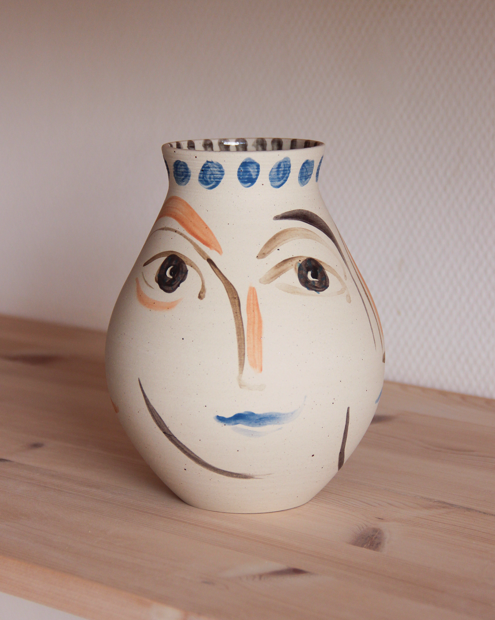 Vase_bluedots_02.png